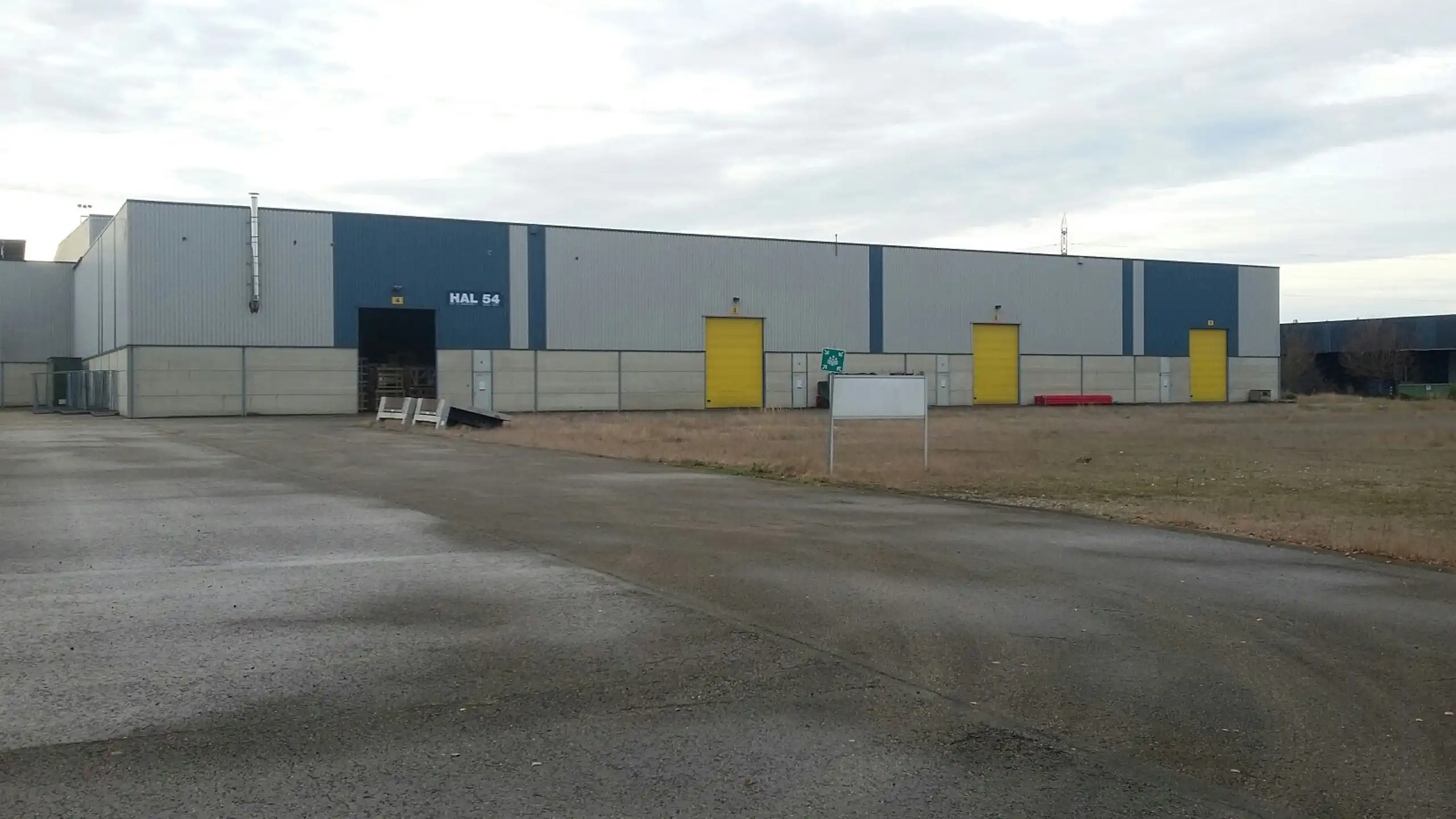 Te Huur Genk: Magazijn met kades en poort  foto 13