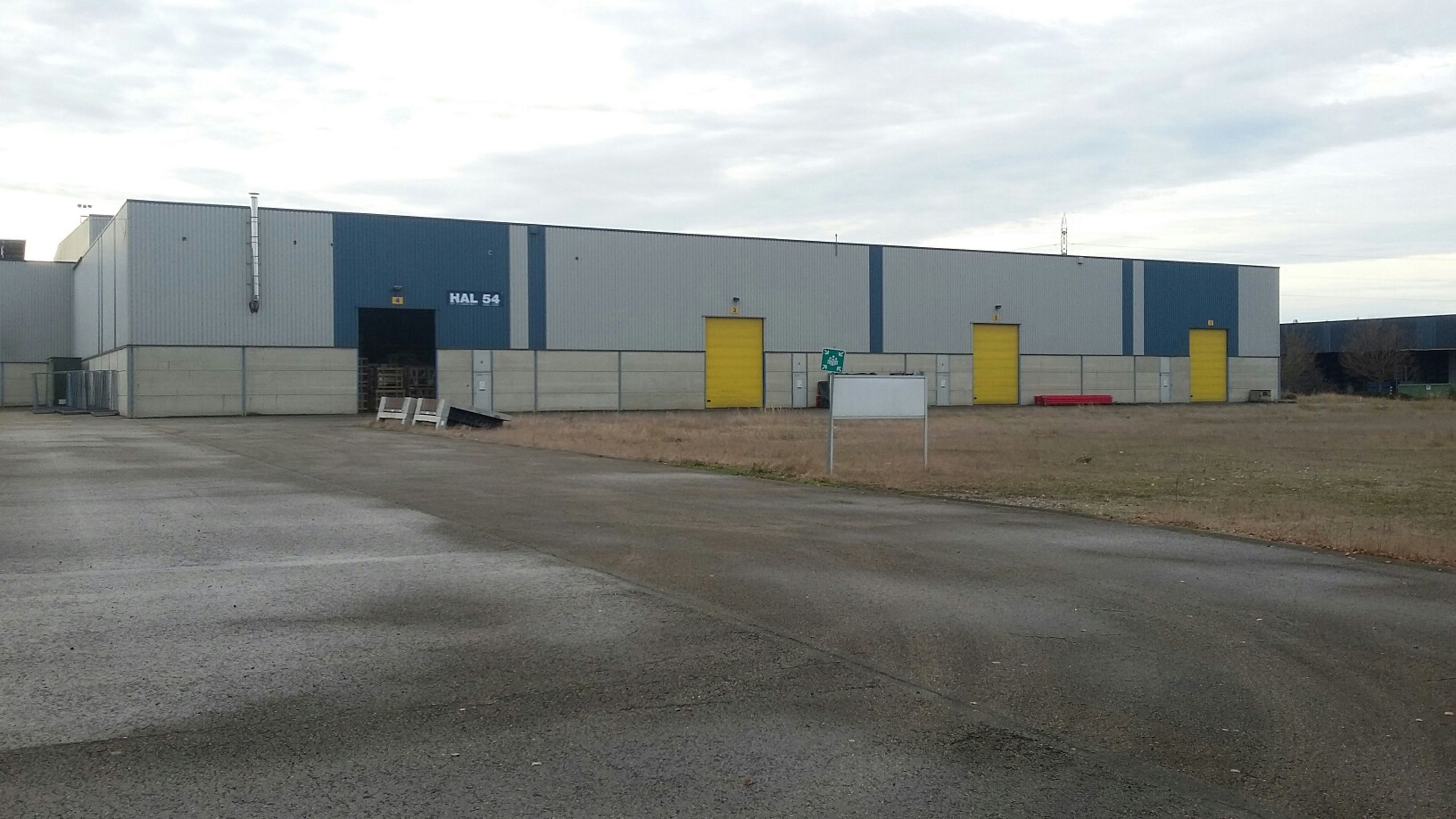 Te Huur Genk: Magazijn met kades en poort  foto 13