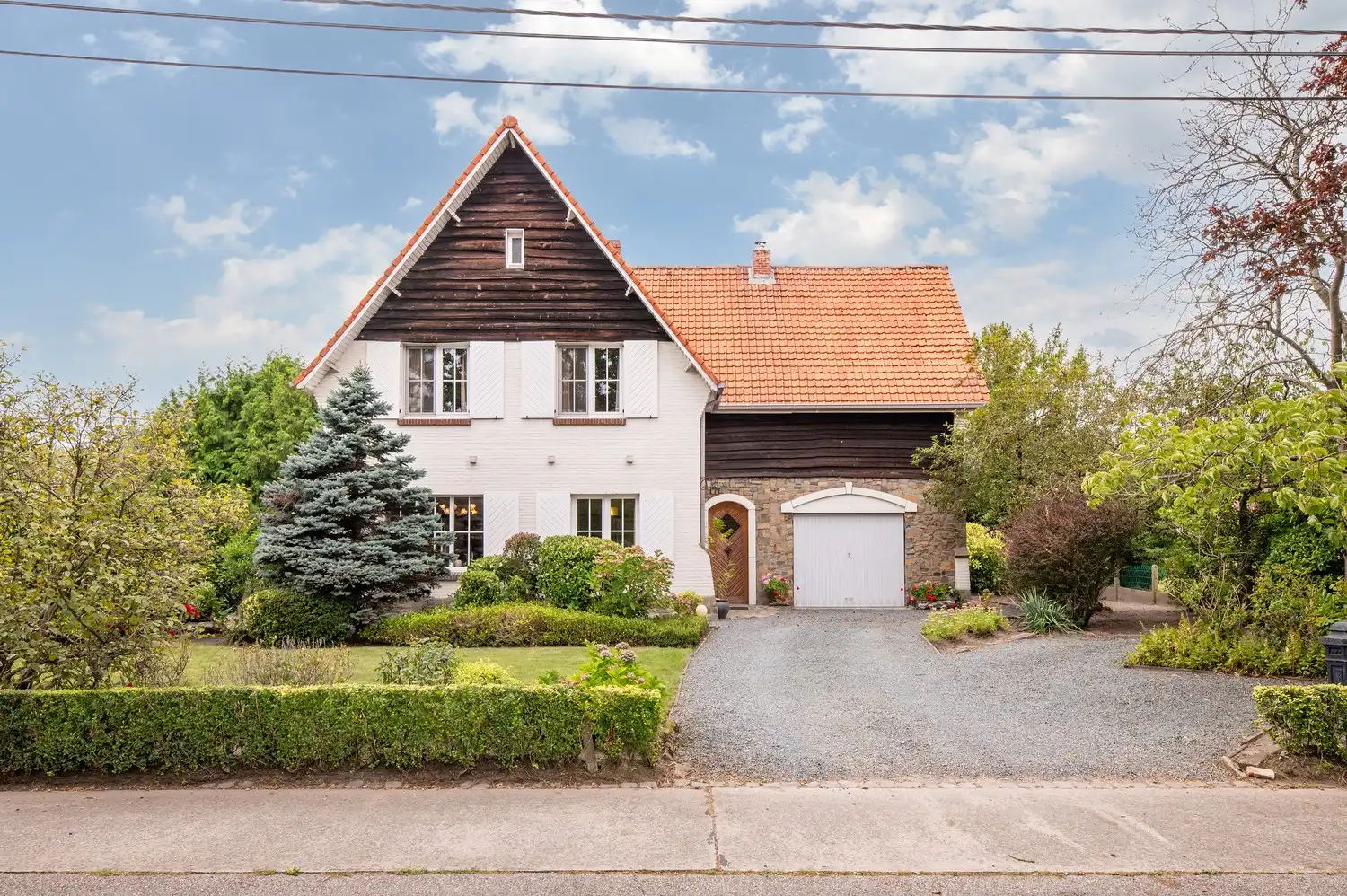 Hoofdfoto van de publicatie: KARAKTERVOLLE WONING MET 5 SLAAPKAMERS OP 9,6 ARE OP UITSTEKENDE LOCATIE