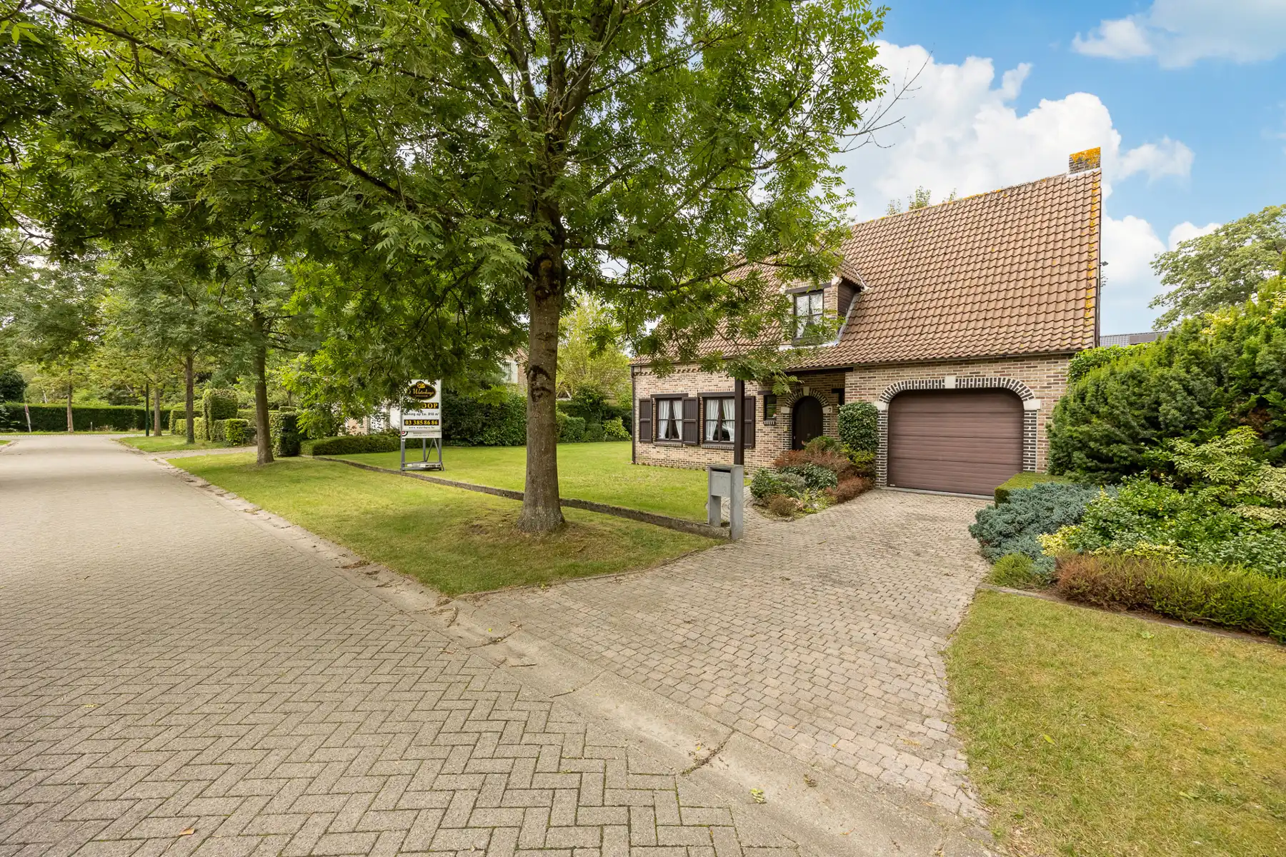 Degelijke villa op ca. 810 m²  vlakbij het centrum. foto {{pictureIndex}}