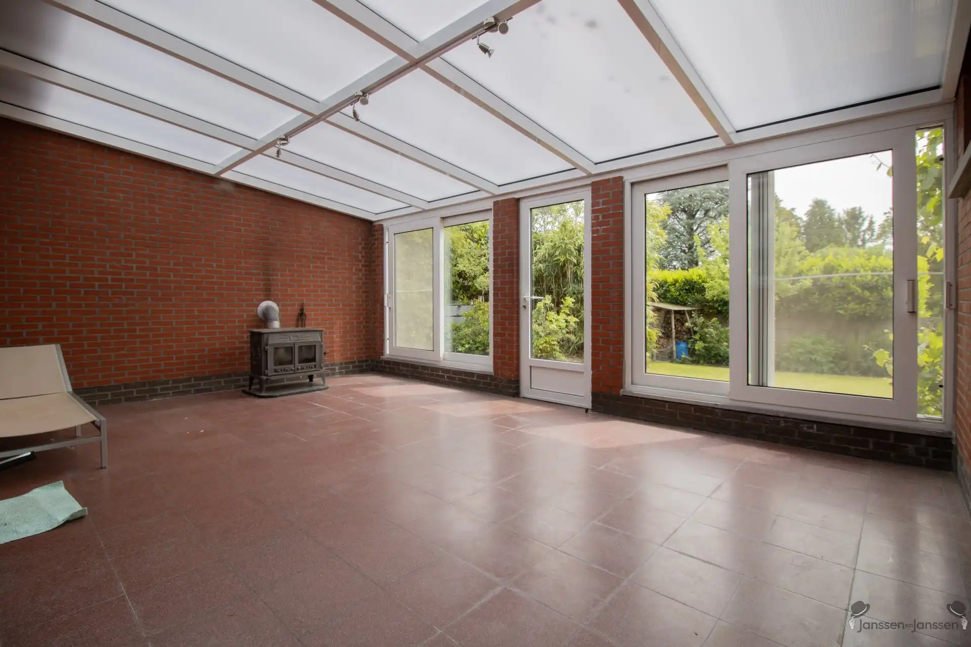 Te renoveren woning met 3 slaapkamers en gekoppelde garage op 613 m². foto 5