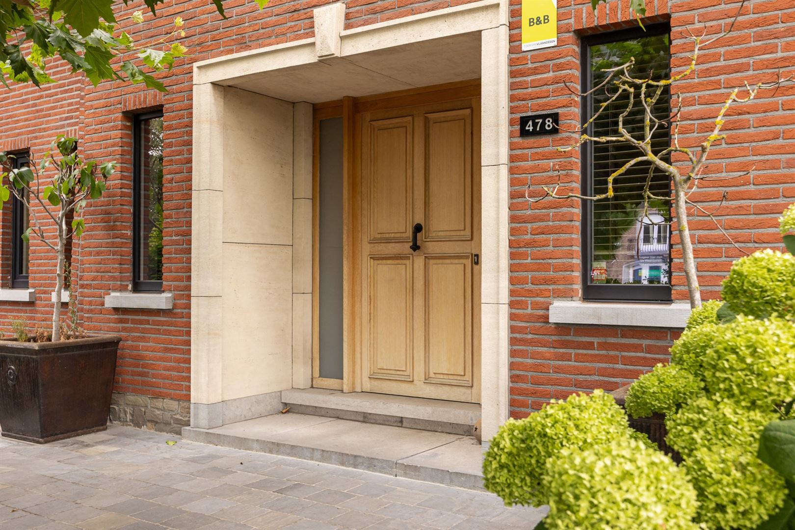 Een luxueus ingerichte woning met 7 slaapkamers en zwembad. foto 2