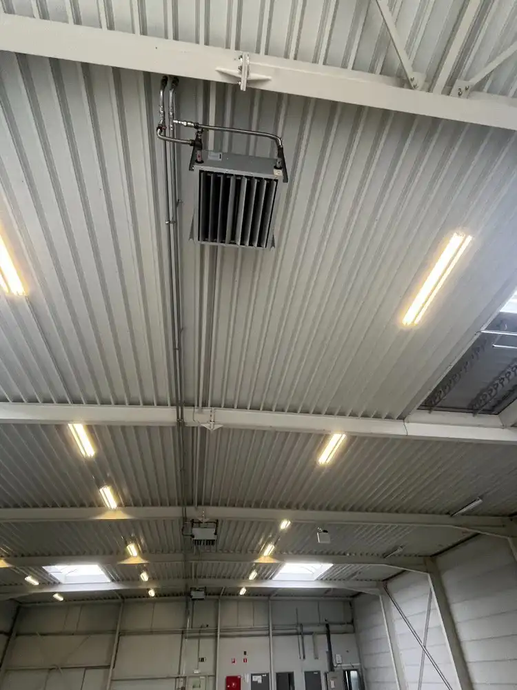 Bedrijfshal met terrein foto 17