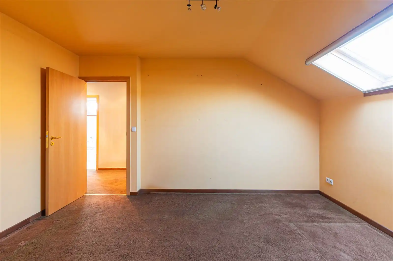 Ruime lichtrijke villa met tuin op 15are50 foto 20