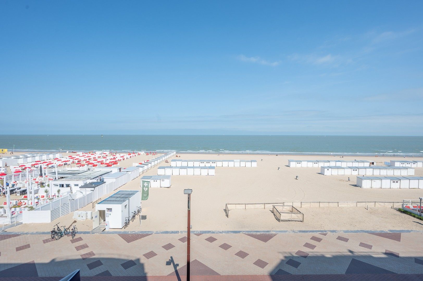 Prachtig appartement op de zeedijk in het Zoute met een gevelbreedte van 8 meter genietend van een panoramisch zeezicht. foto 2