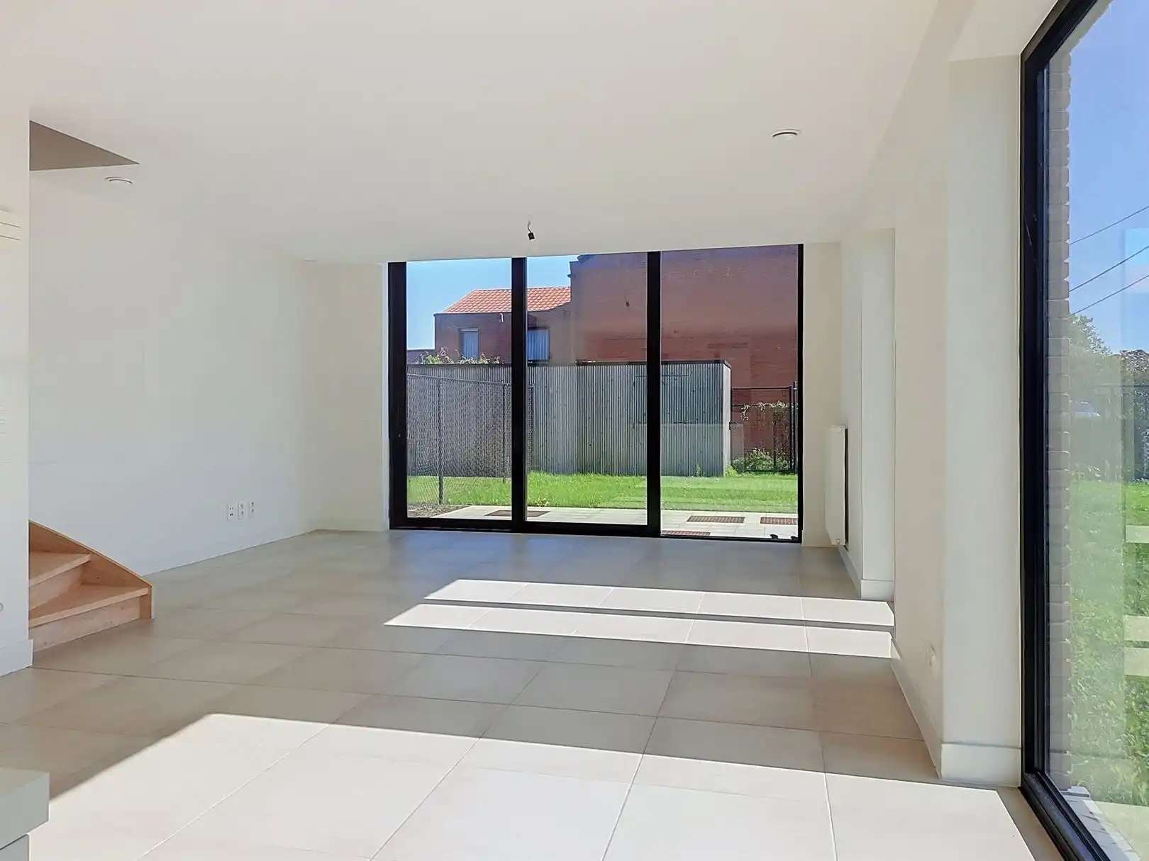 Luxueuze nieuwbouw villa met grote tuin, 2 autostaanplaatsen en 12 zonnepanelen foto 6