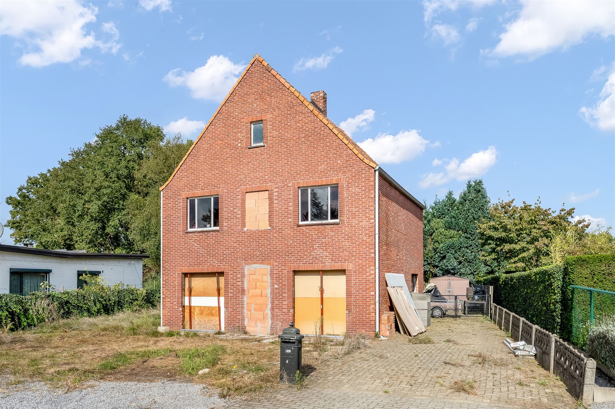 Hoofdfoto van de publicatie: WONING ALS RENOVATIEPROJECT OP ZEER GOEDE LOCATIE TE ZONHOVEN