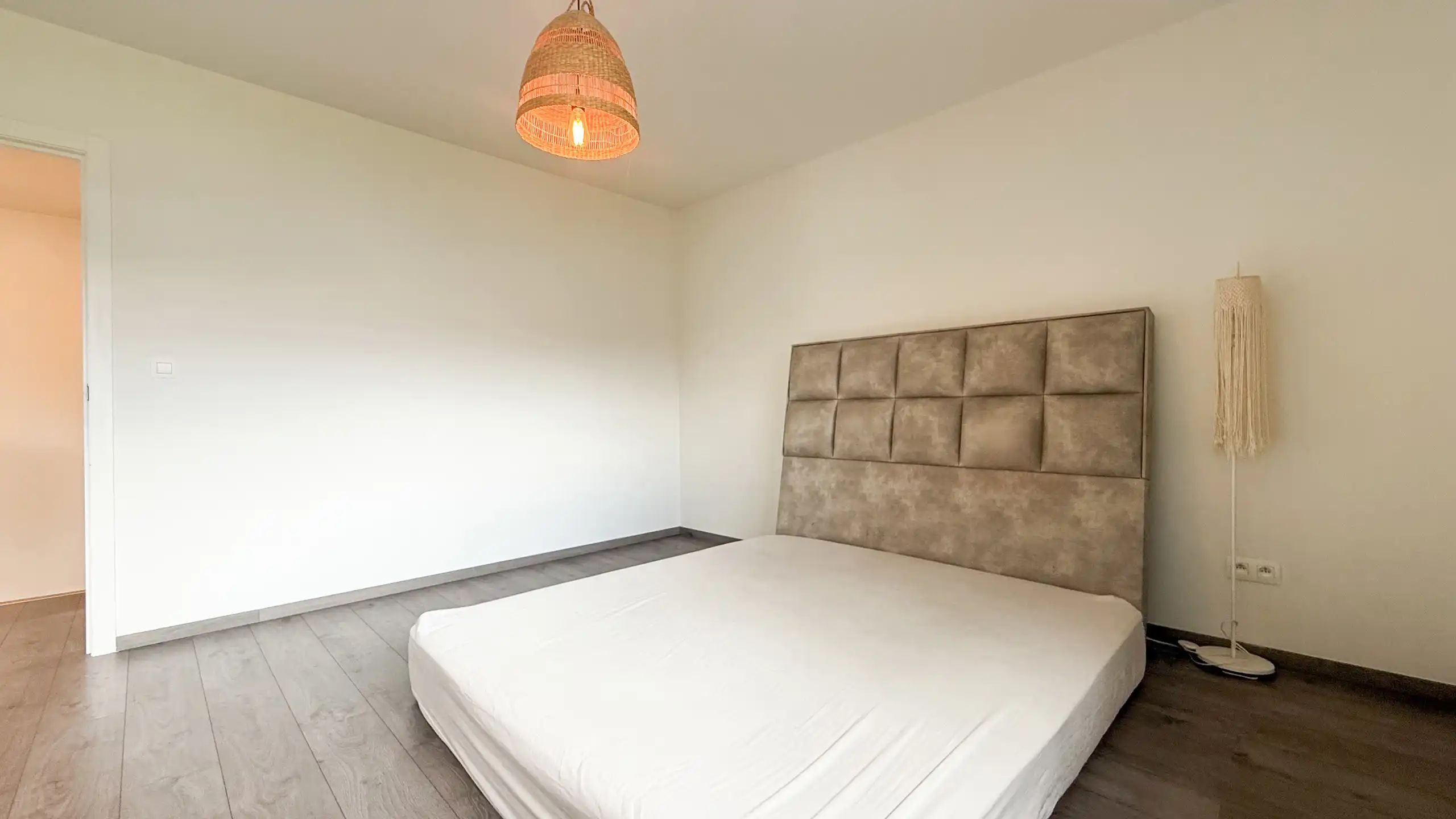 Recente halfopen woning met 3slpks, veranda en ruime tuin! foto 26