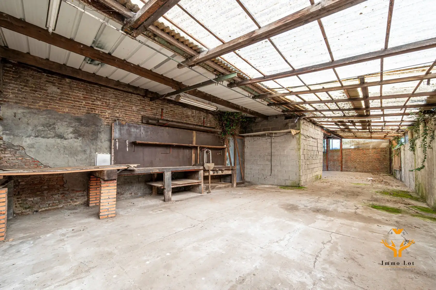 Ruime woning met dubbel magazijn en uitzonderlijk veel potentieel foto 2