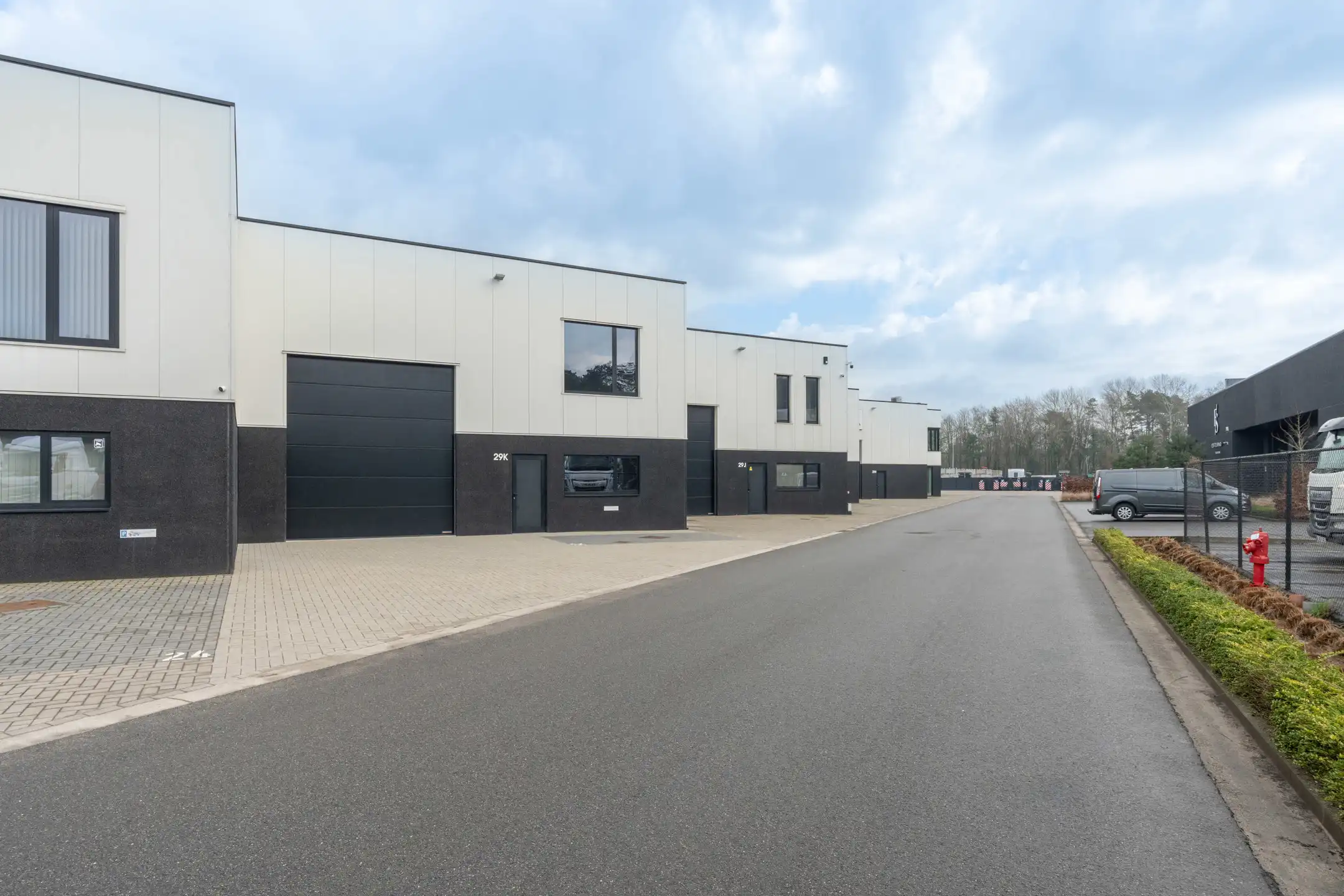 KMO-unit van 180m² met kantoorruimte en autostaanplaats foto {{pictureIndex}}
