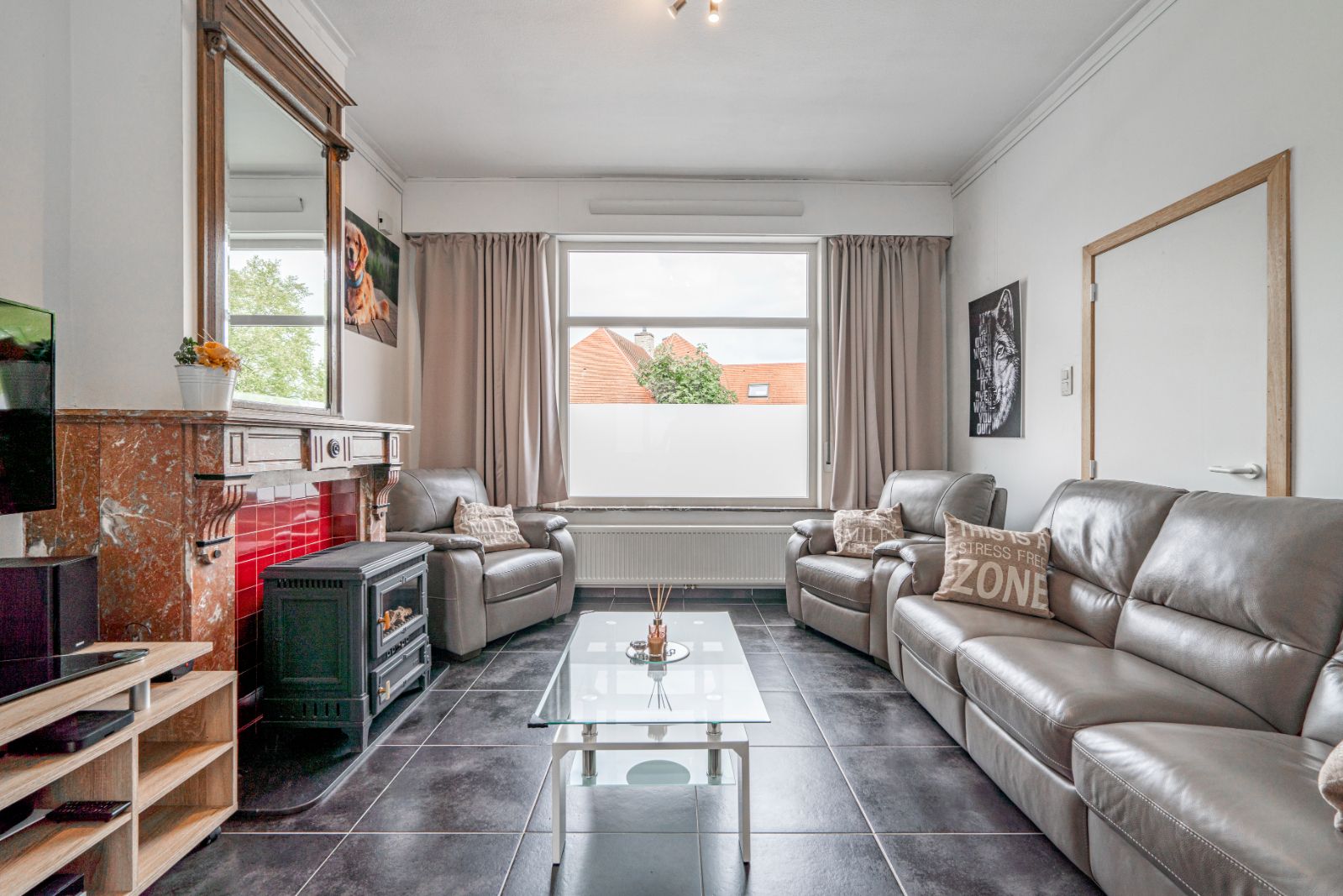 Instapklare woning met zonnepanelen en uitweg via achterliggende ruime garage! foto 3