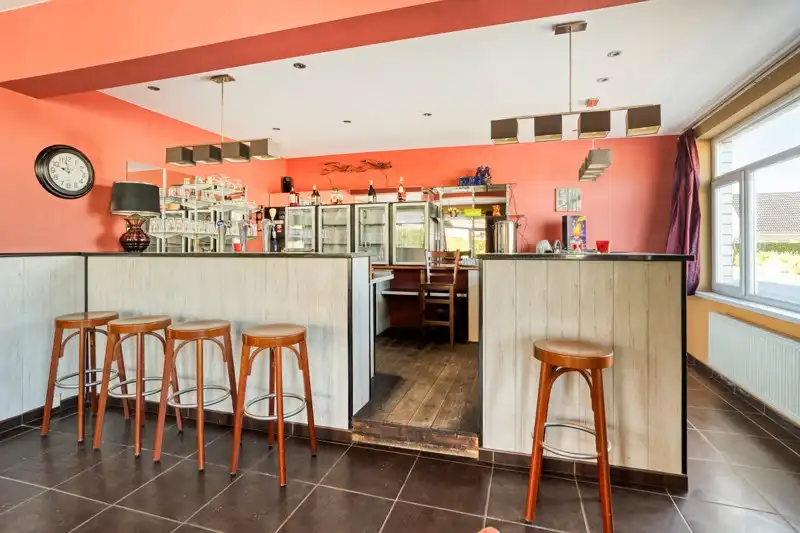 Café met bovengelegen appartement foto 5