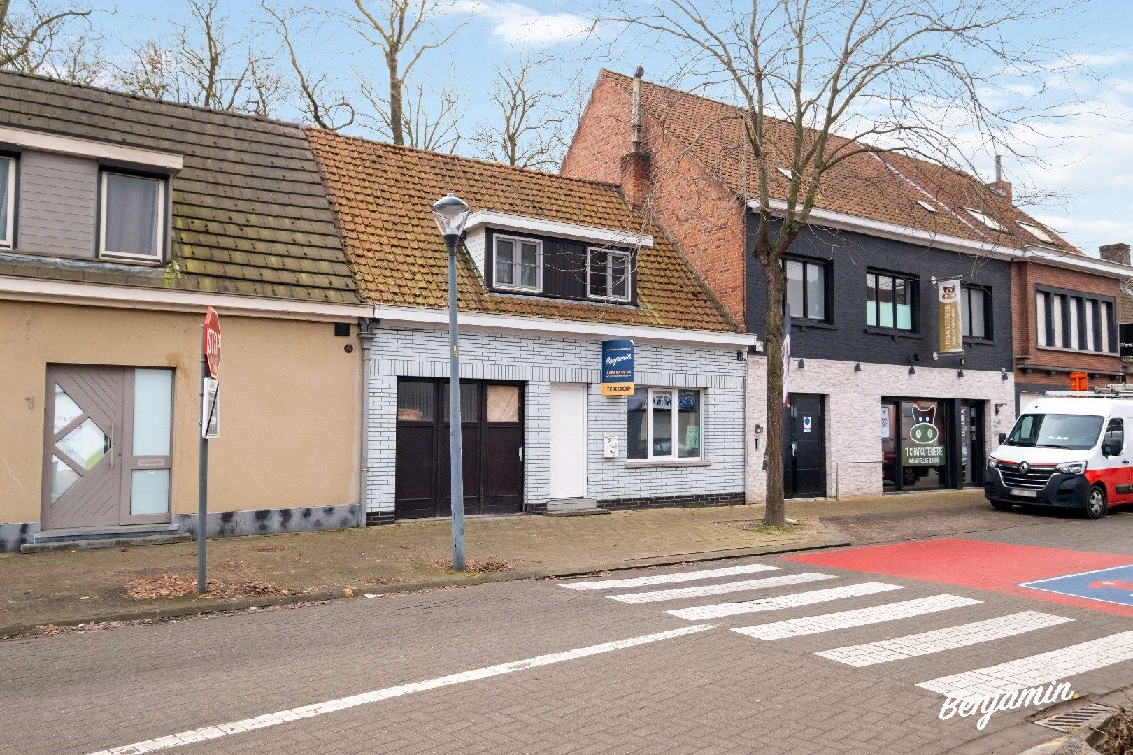 Hoofdfoto van de publicatie: Rijwoning met 2 slaapkamers, zonnige tuin en inpandige garage in Stasegem 