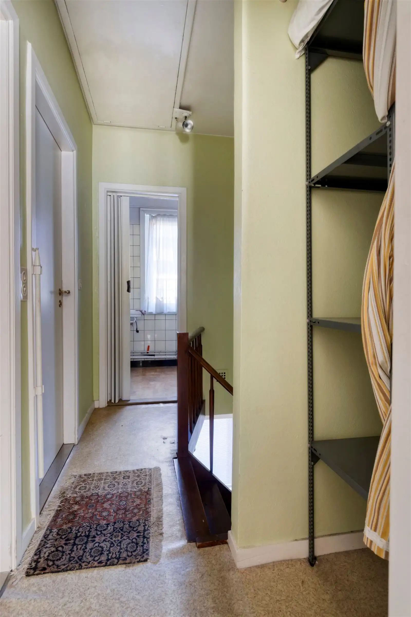 Woning in rusige woonwijk met aparte garage foto 21