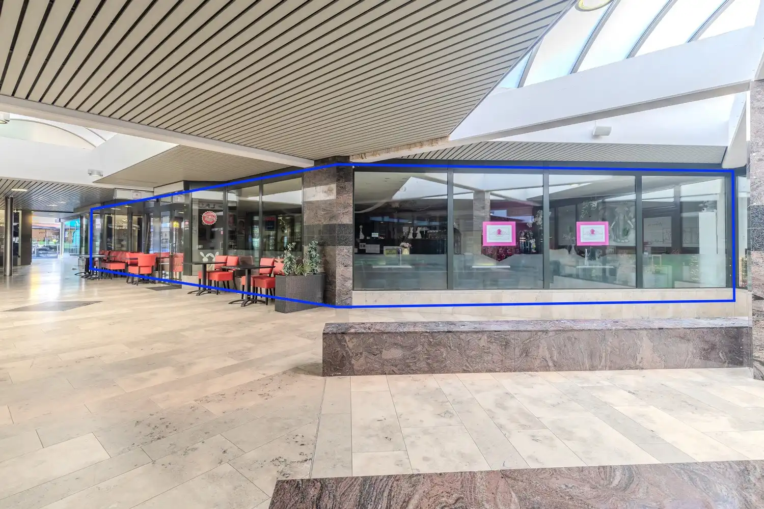 Handelspand met diverse mogelijkheden in hartje Lanaken foto {{pictureIndex}}