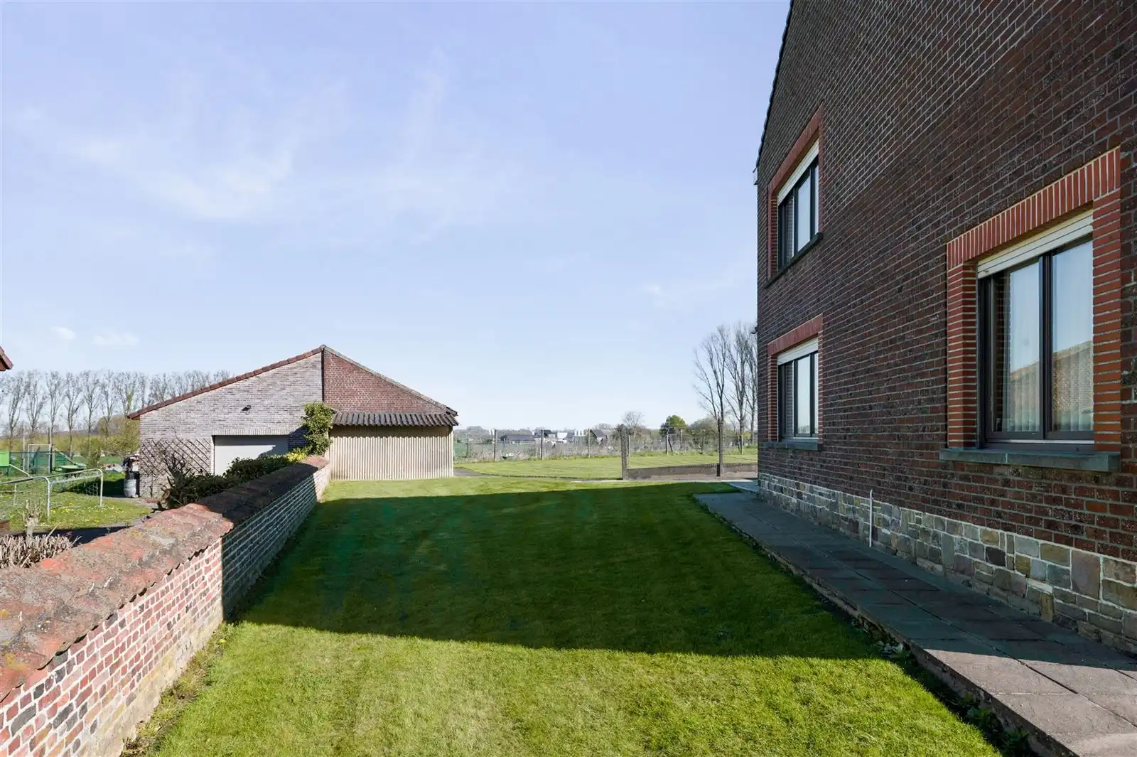 Op te frissen 4 gevelwoning met tuin op 10are92 met prachtig zicht over weilanden foto 24