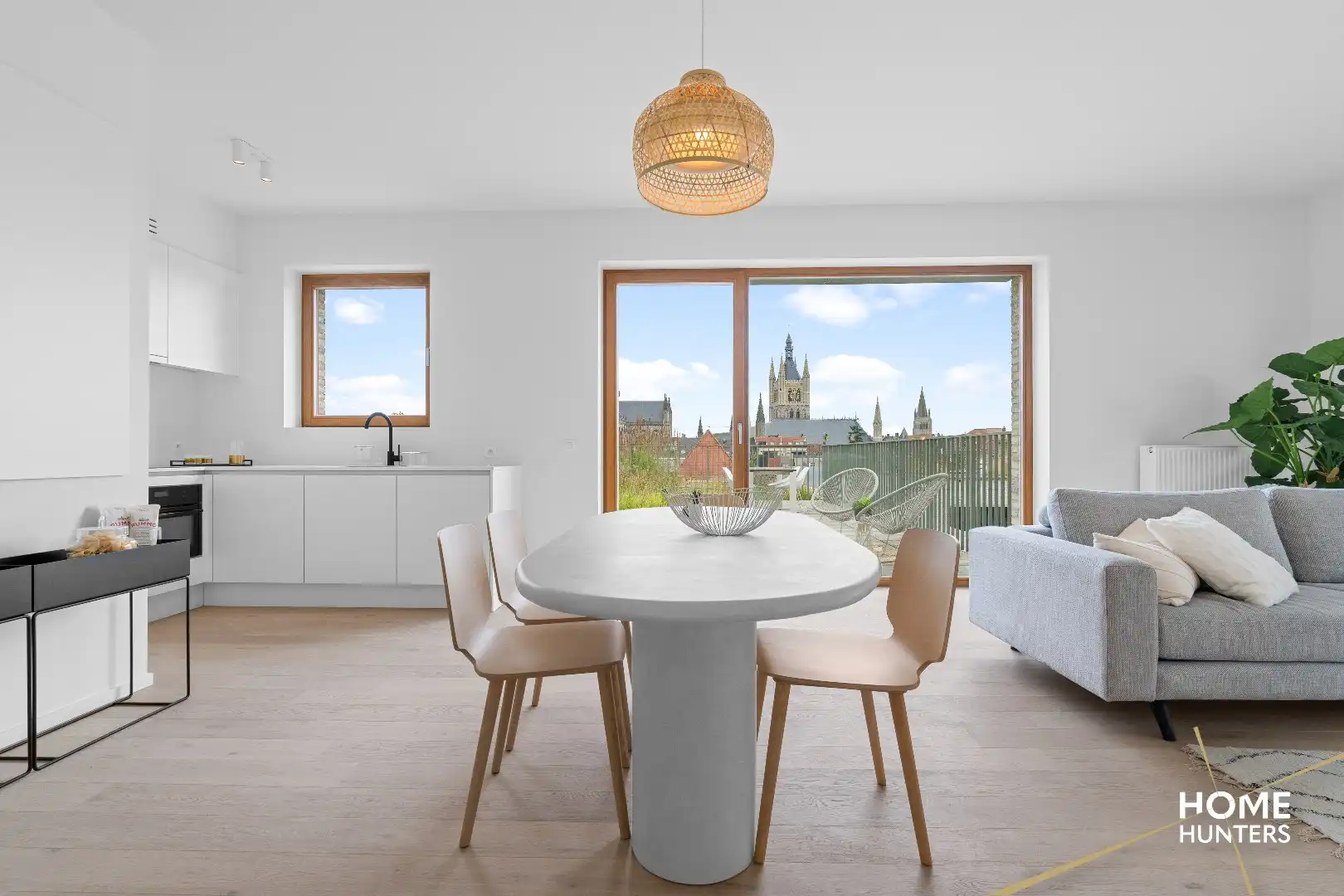 Luxe nieuwbouwappartement met ruim terras van maar liefst 53 m² met uiterst uniek zicht foto {{pictureIndex}}