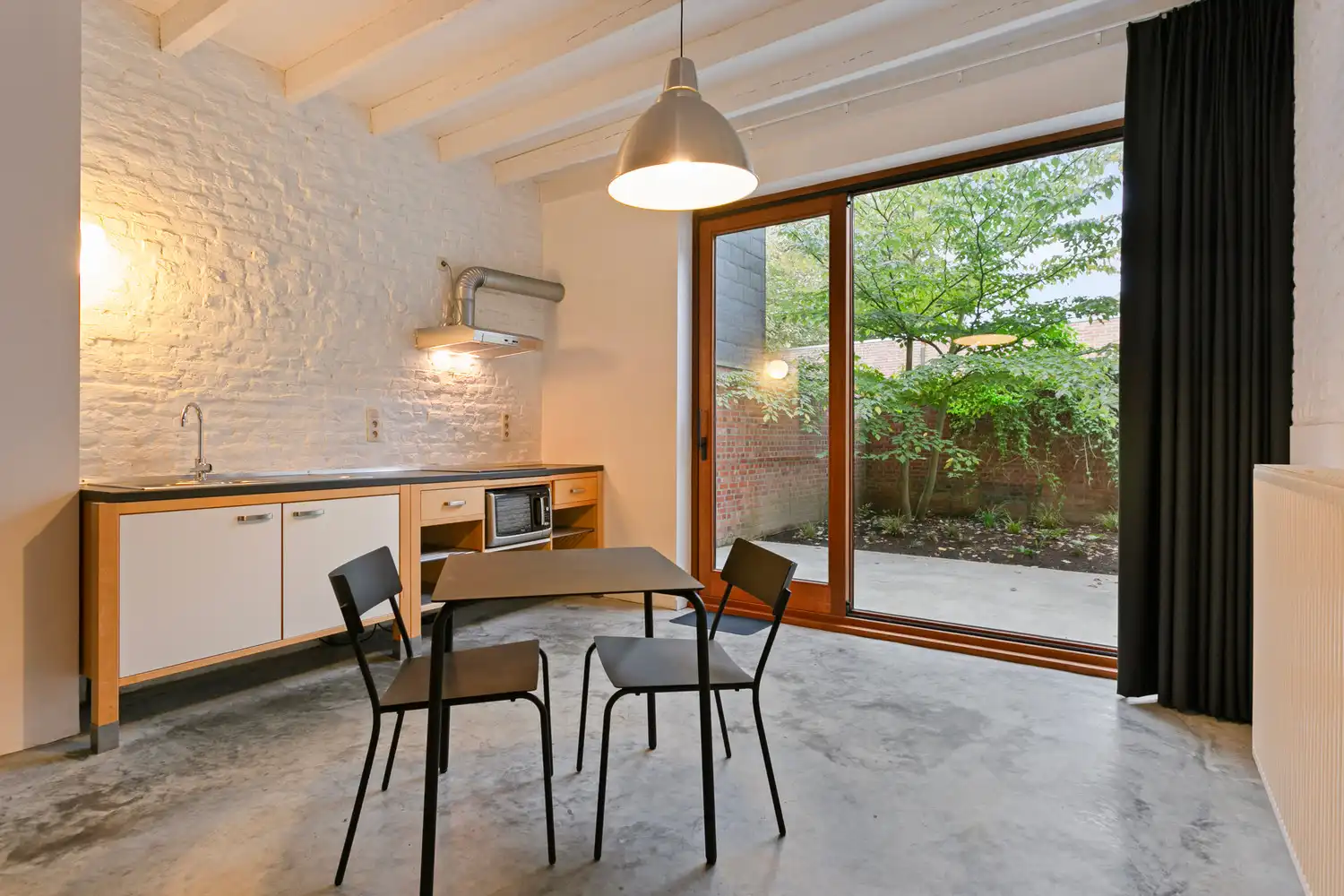 PRACHTIG GERENOVEERDE WONING MET STADSTUIN! foto {{pictureIndex}}