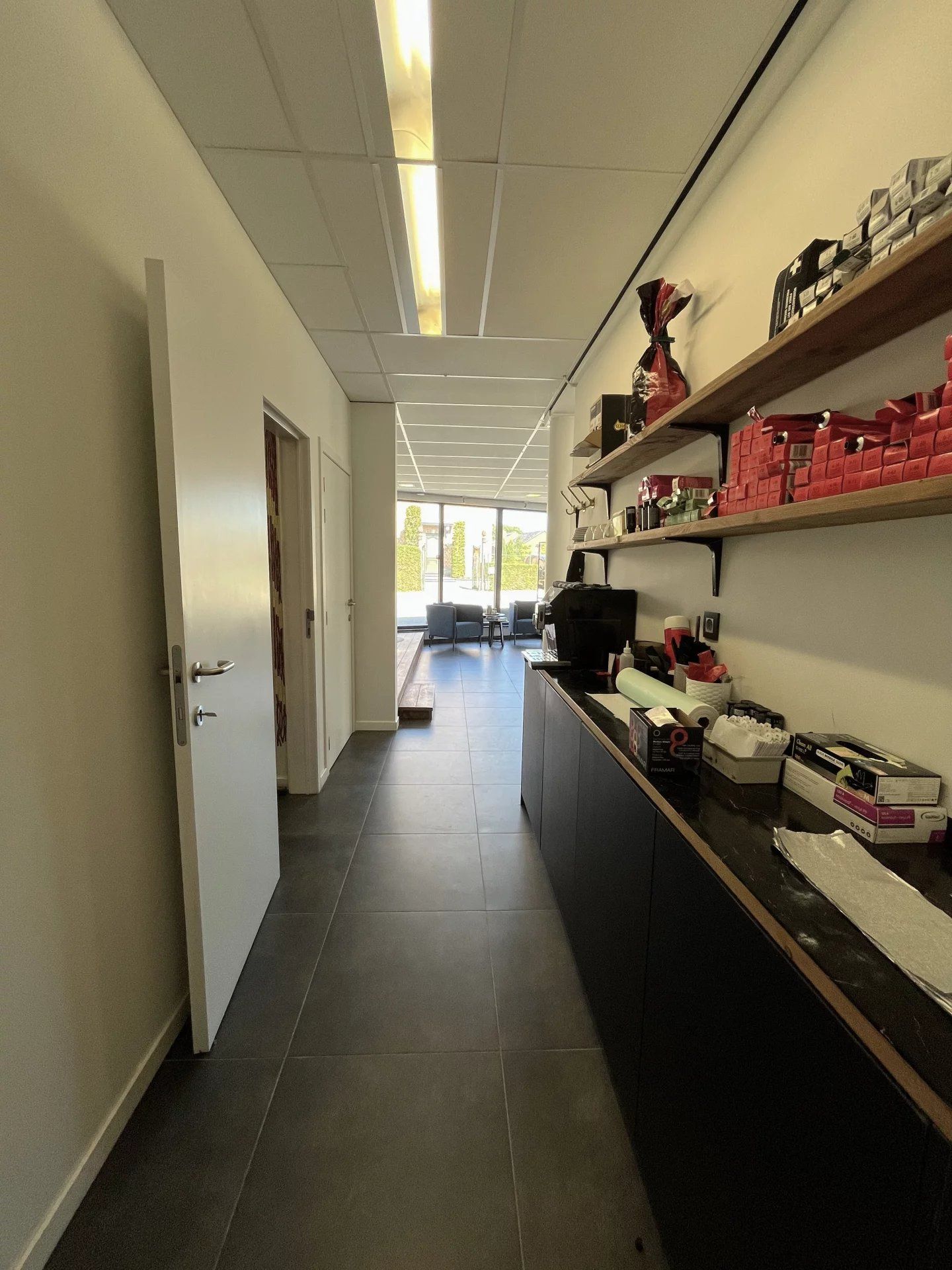 Instapklaar handelspand met aanpalend 1 slaapkamer appartement foto 11
