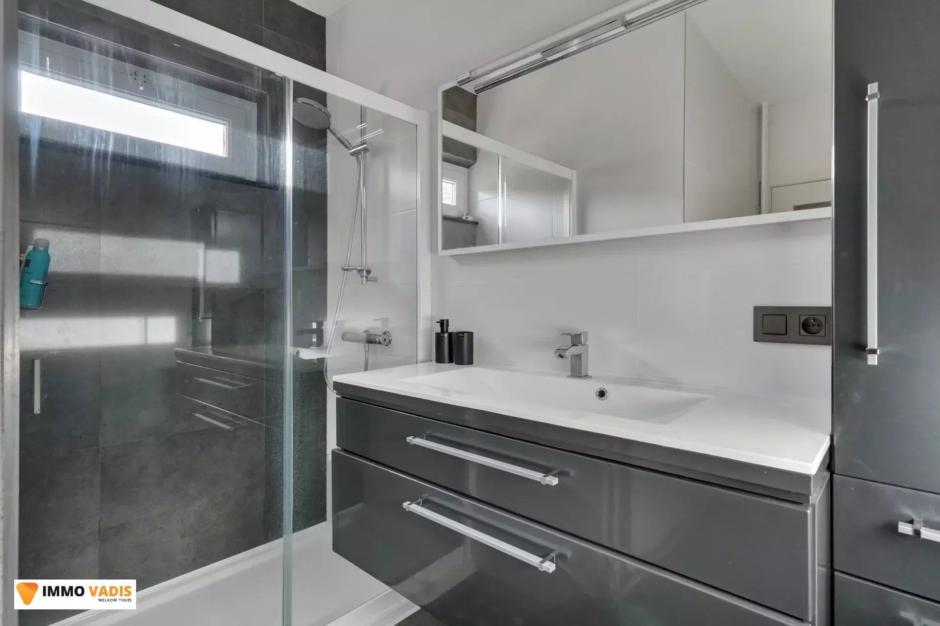 Uitstekend onderhouden HOB woning ,3slaapkamers en 2 garages foto 11