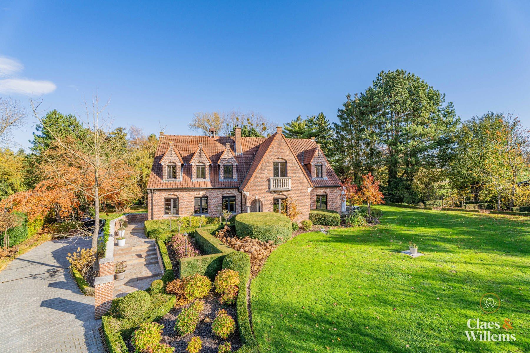 Ruime gezinswoning met praktijk- of kantoorruimte foto {{pictureIndex}}