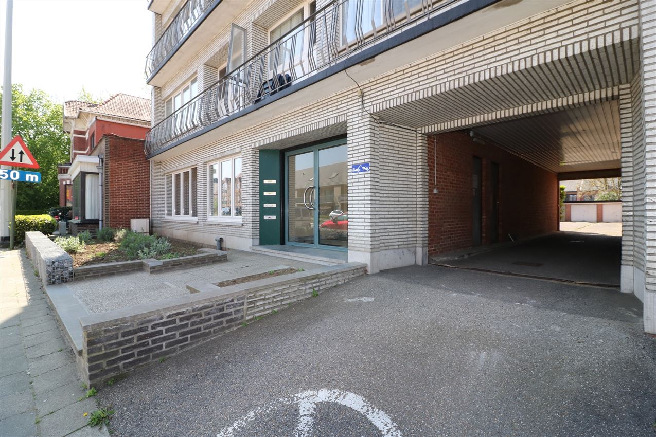 Volledig vernieuwd gelijkvloers app. met 2 slpk. en afgesloten garage foto 28