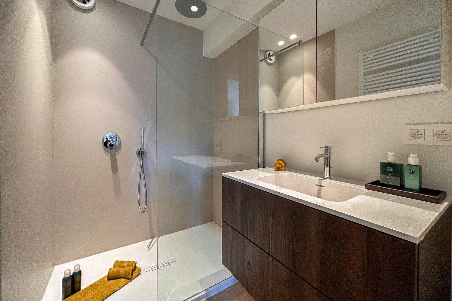 Prachtig gerenoveerd 2- slaapkamer appartement met frontaal zeezicht. foto 8