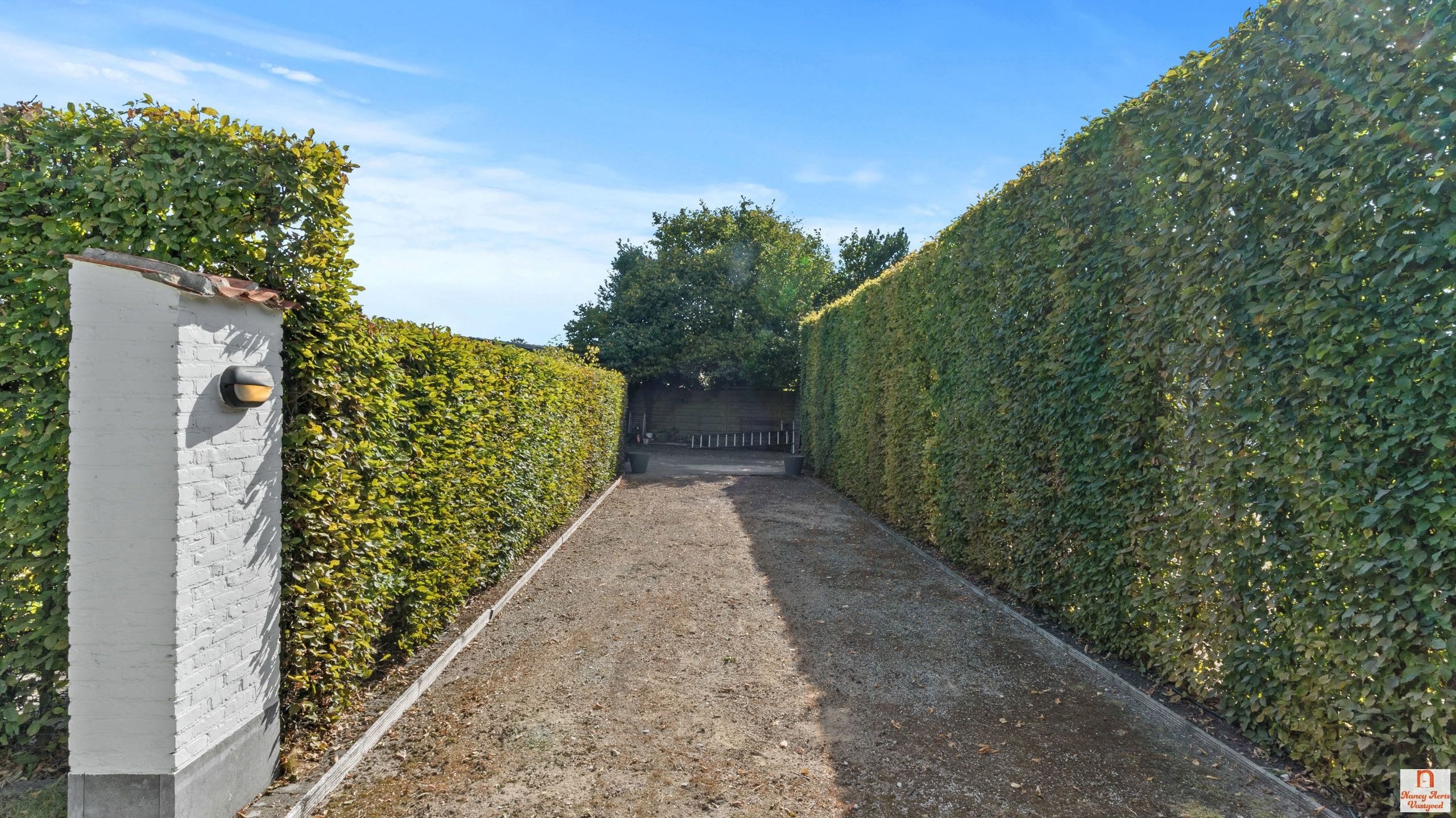 Instapklare woning met uitzonderlijk grote tuin met vijver foto 34