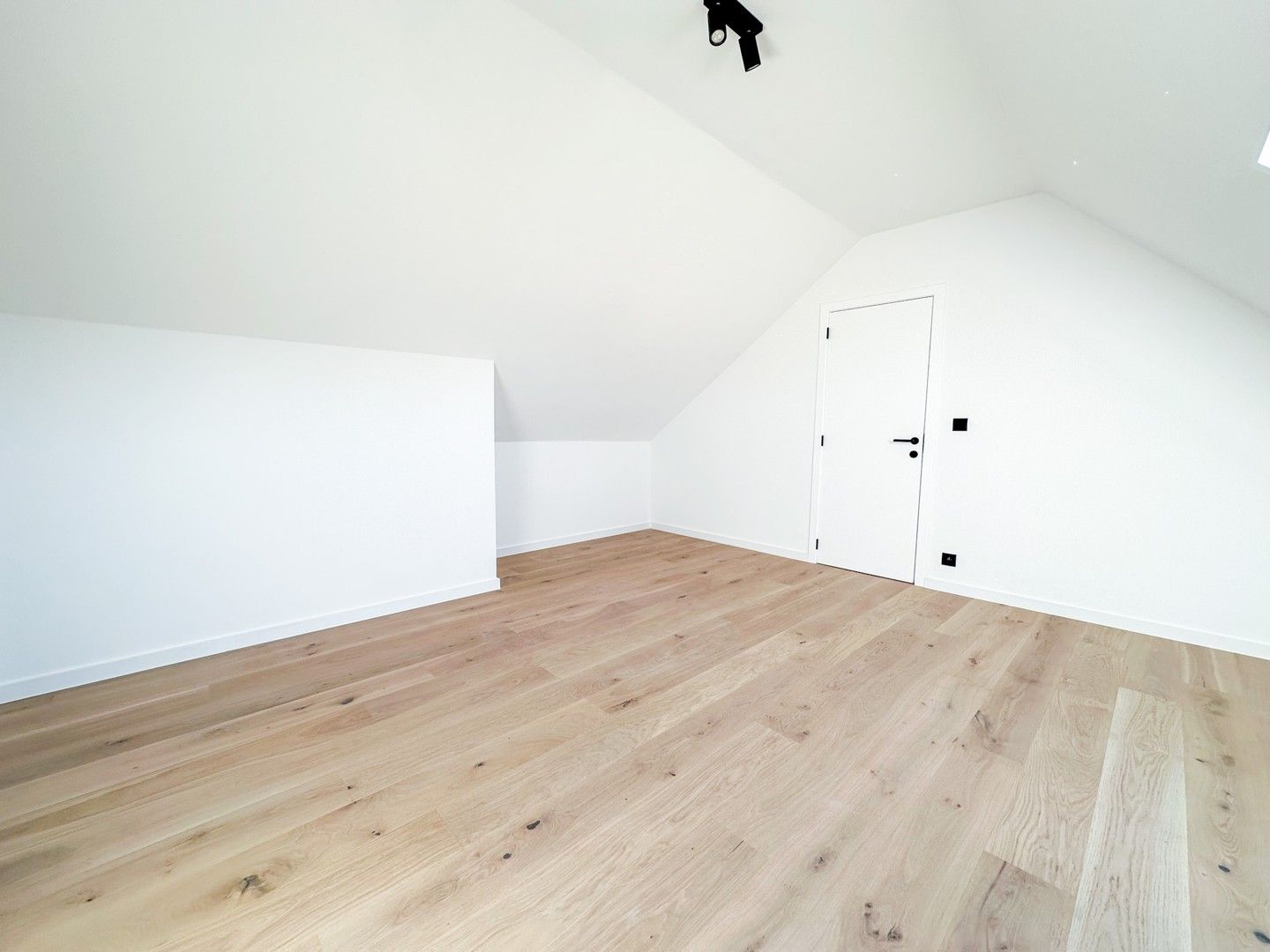 Totaal gerenoveerd, lichtrijk en ruim duplex appartement foto 7