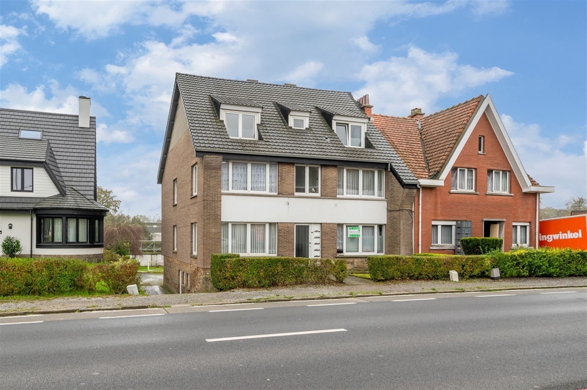 Opbrengsteigendom bestaande uit vijf appartementen en drie garages te Aalst foto {{pictureIndex}}