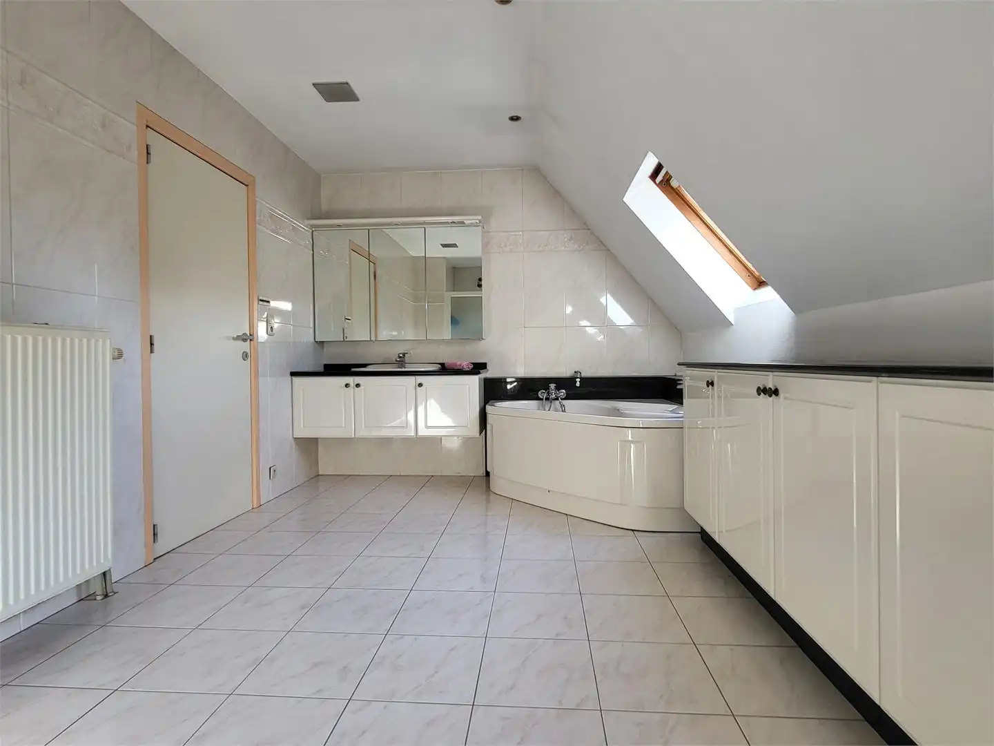 Exclusieve villa in pittoresk Roborst met vrij uitzicht op een bosgebied, zwembad en 4 garages. foto 36