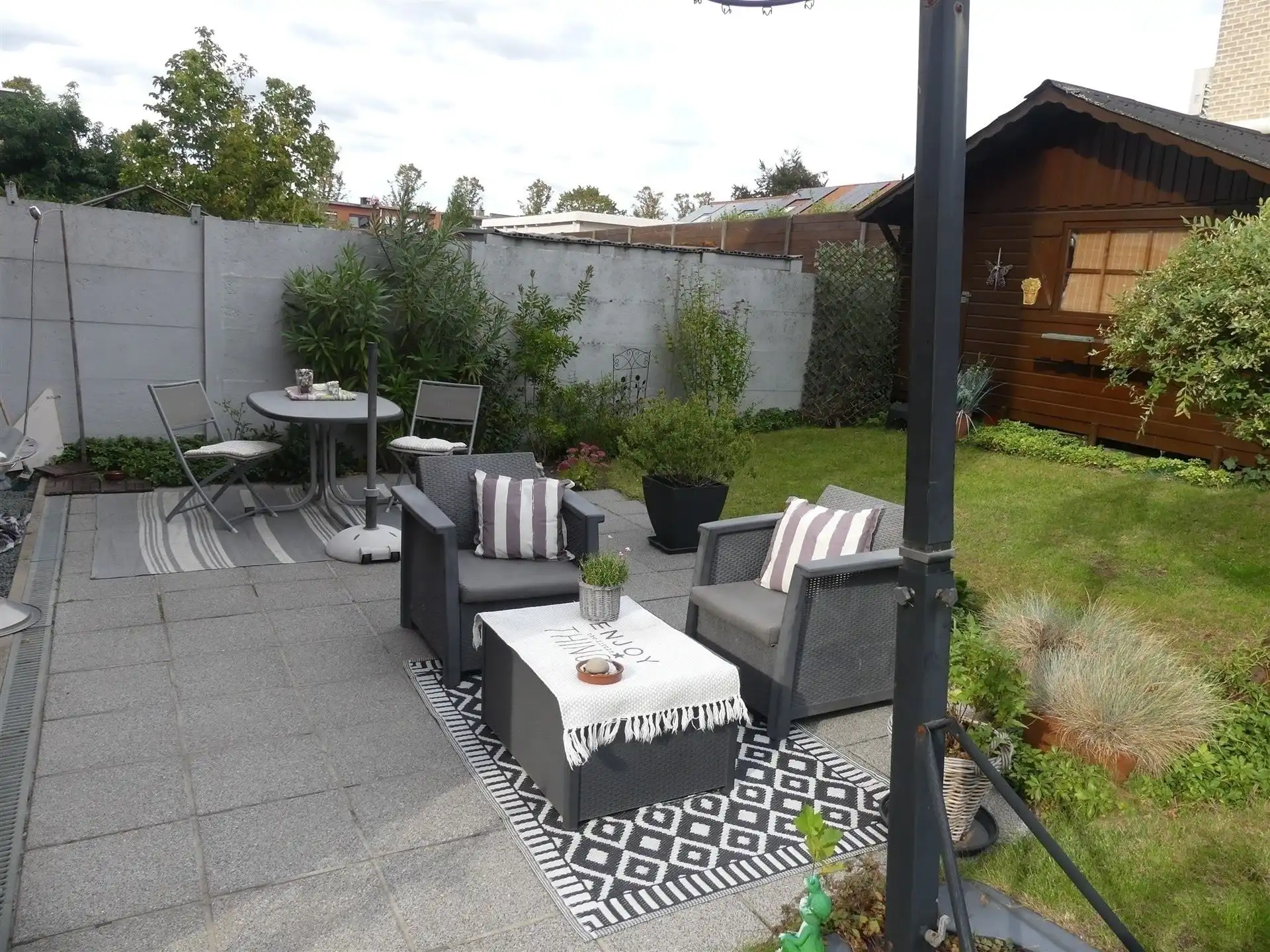 Stijlvol appartement met 2 slaapkamers en grote tuin! foto 2