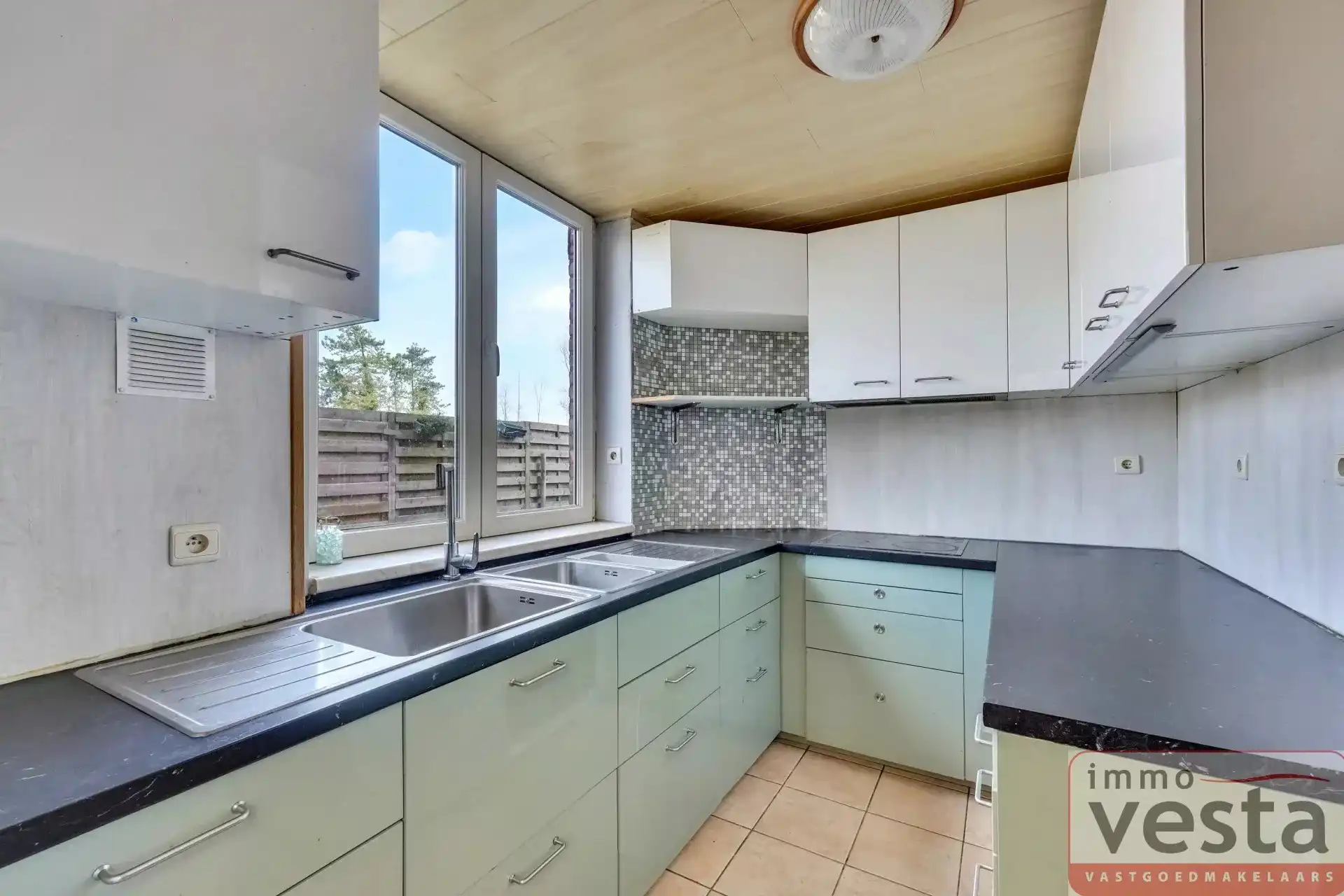 Ruime, op te knappen woning aan de stadsrand foto 10