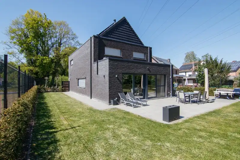 Moderne en energiezuinige woning met volledige onderkeldering gelegen op een residentieel en rustig perceel&nbsp;van 14 aren 45 centiaren nabij de scholen en het centrum van Genk foto 14