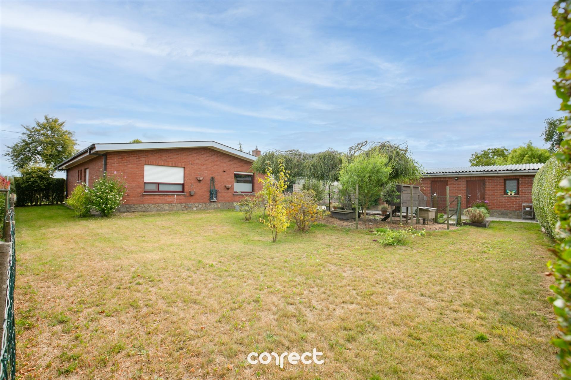 Instapklare laagbouwvilla met tuin, ruime oprit met garage.  foto 5