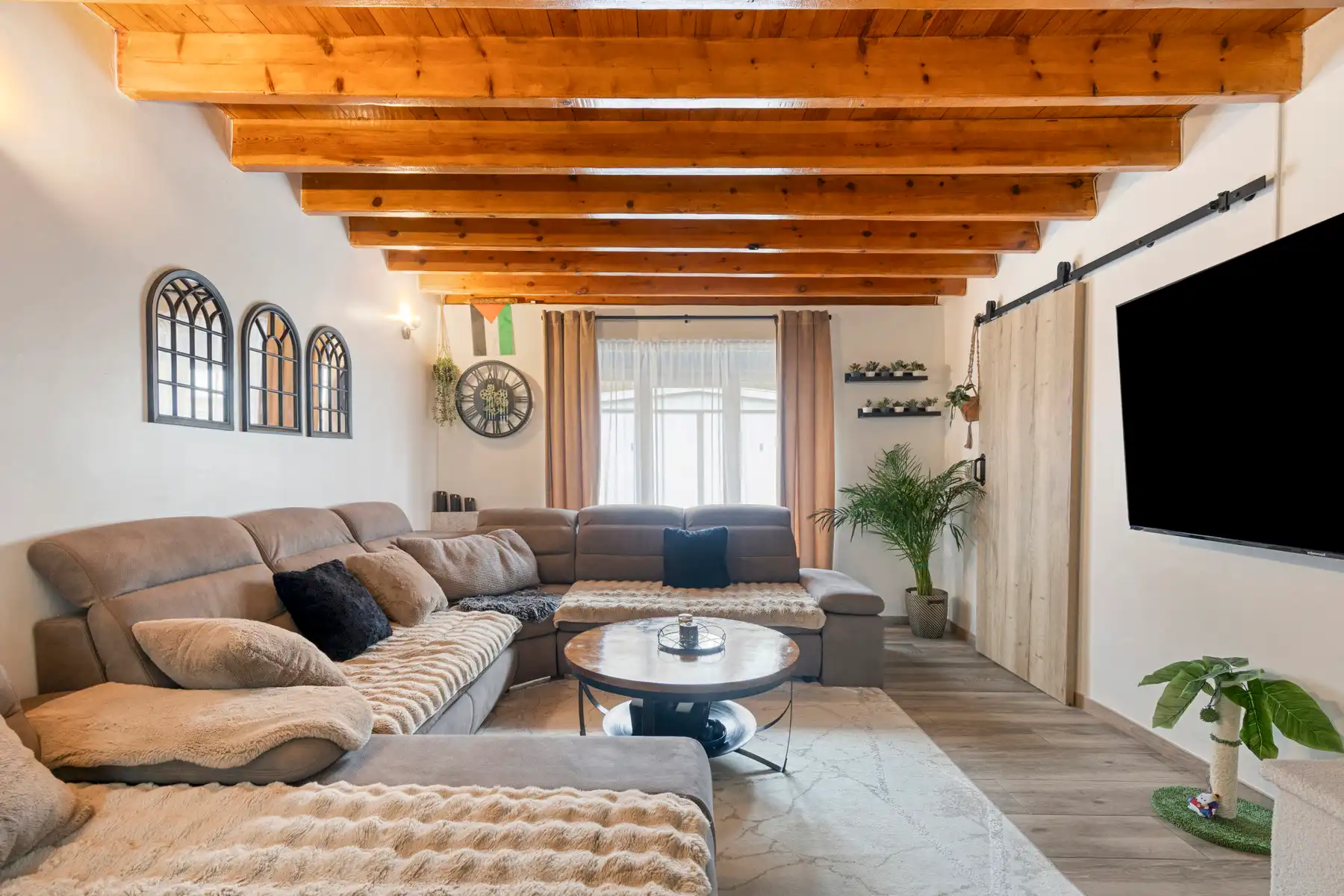 HOB met 4 slaapkamers, oprit en klein tuintje foto 6