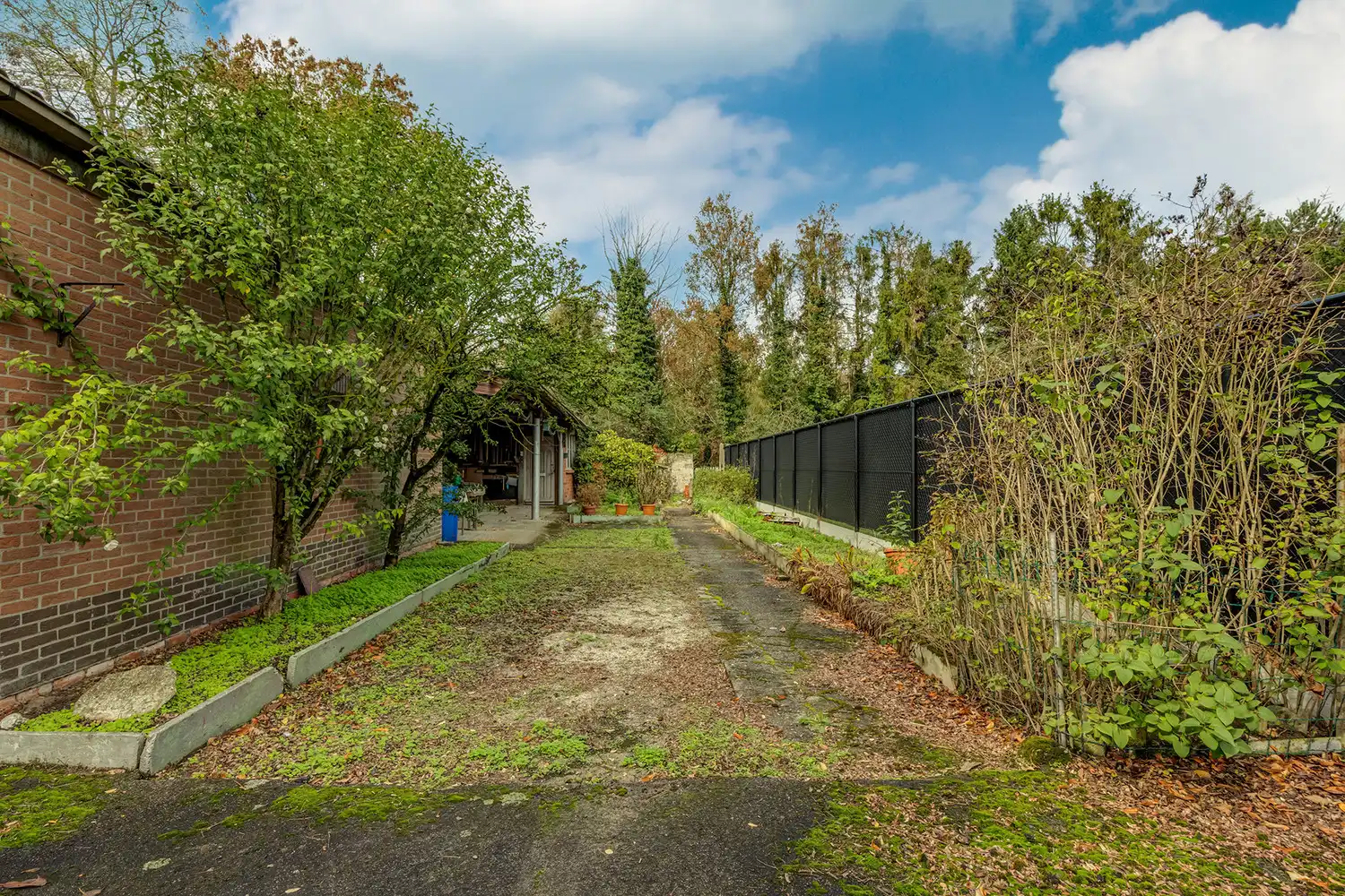Halfopen woning op 575 m² met garage, carport en diepe tuin – te renoveren foto 2