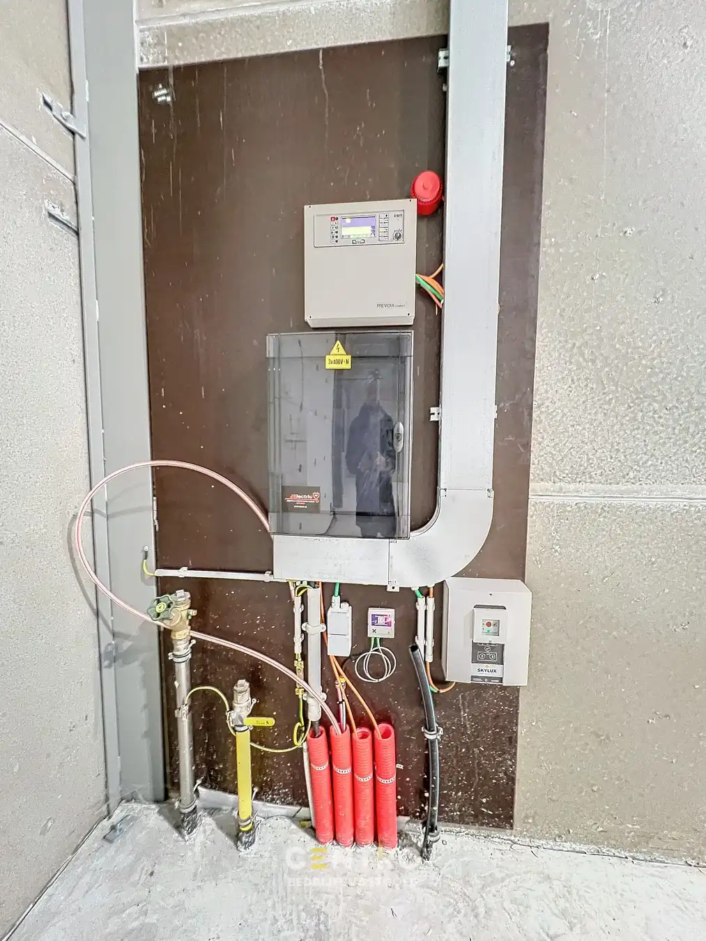 Kwalitatief en goed geïsoleerd NB MAGAZIJN (271m²), voorzien van elektrische sectionaalpoort, deur, raam (voor kantoor) en 2 private parkeerplaatsen op industriezone te Waregem. foto 10