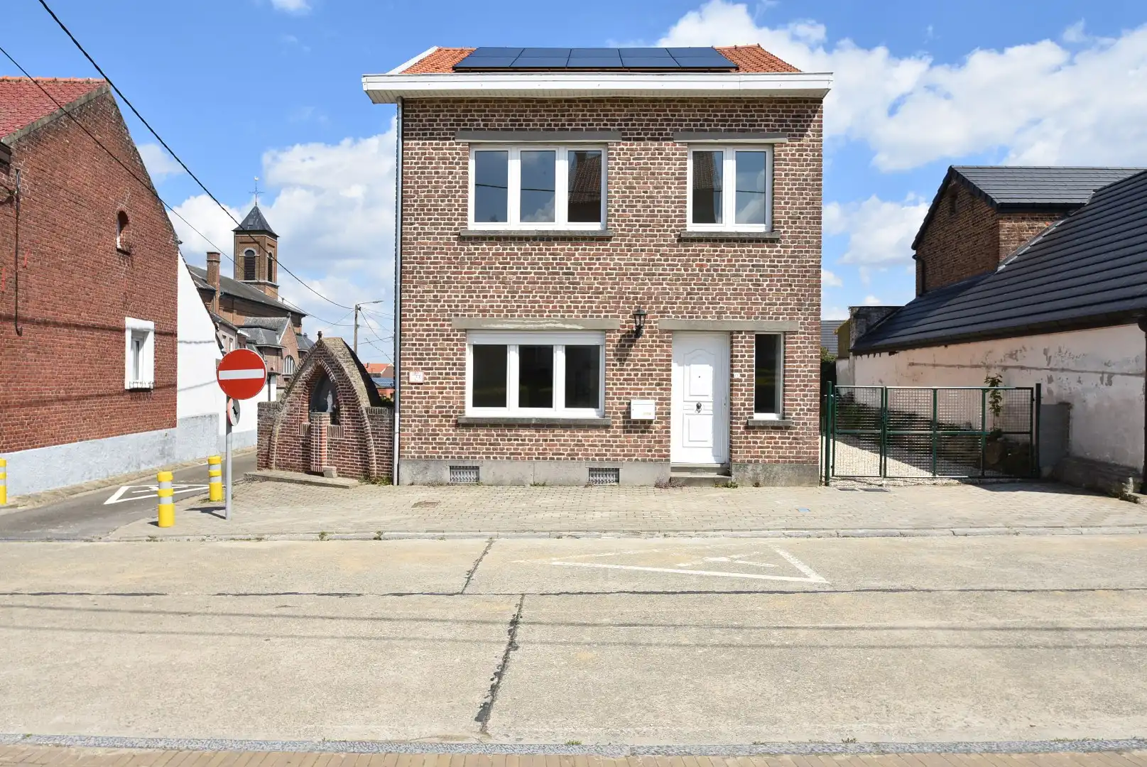 Fris en luchtig gerenoveerde woning met drie slaapkamers, terras, en garage, inbegrepen de stroom via zonnepalen.  foto {{pictureIndex}}