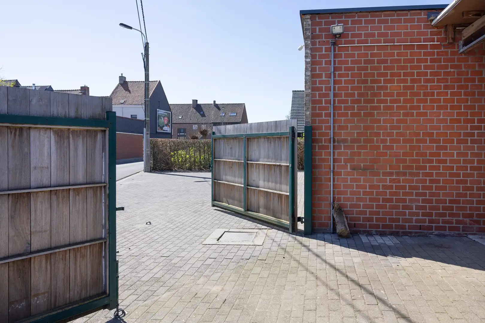 Magazijn van 130 m² met voorliggende villa. foto 5
