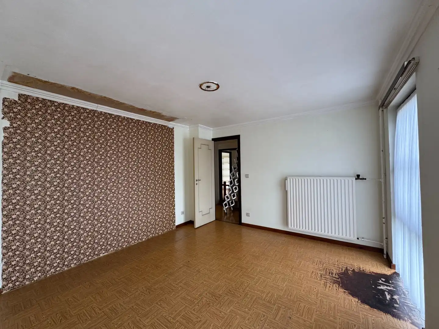 Te renoveren ruime gezinswoning met 5 slaapkamers op een rustige locatie te Heist. foto 12