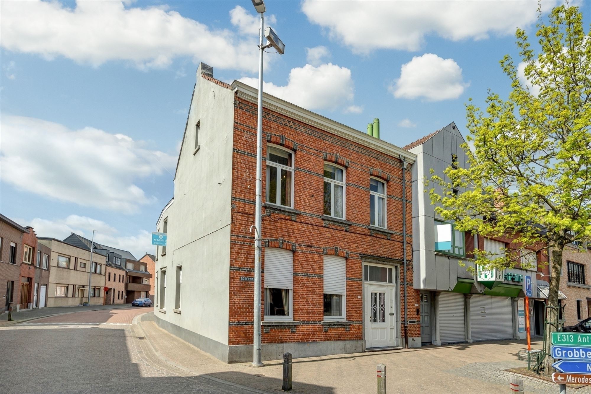 Hoofdfoto van de publicatie: Ruime woning met 4 slpkmrs. en koer