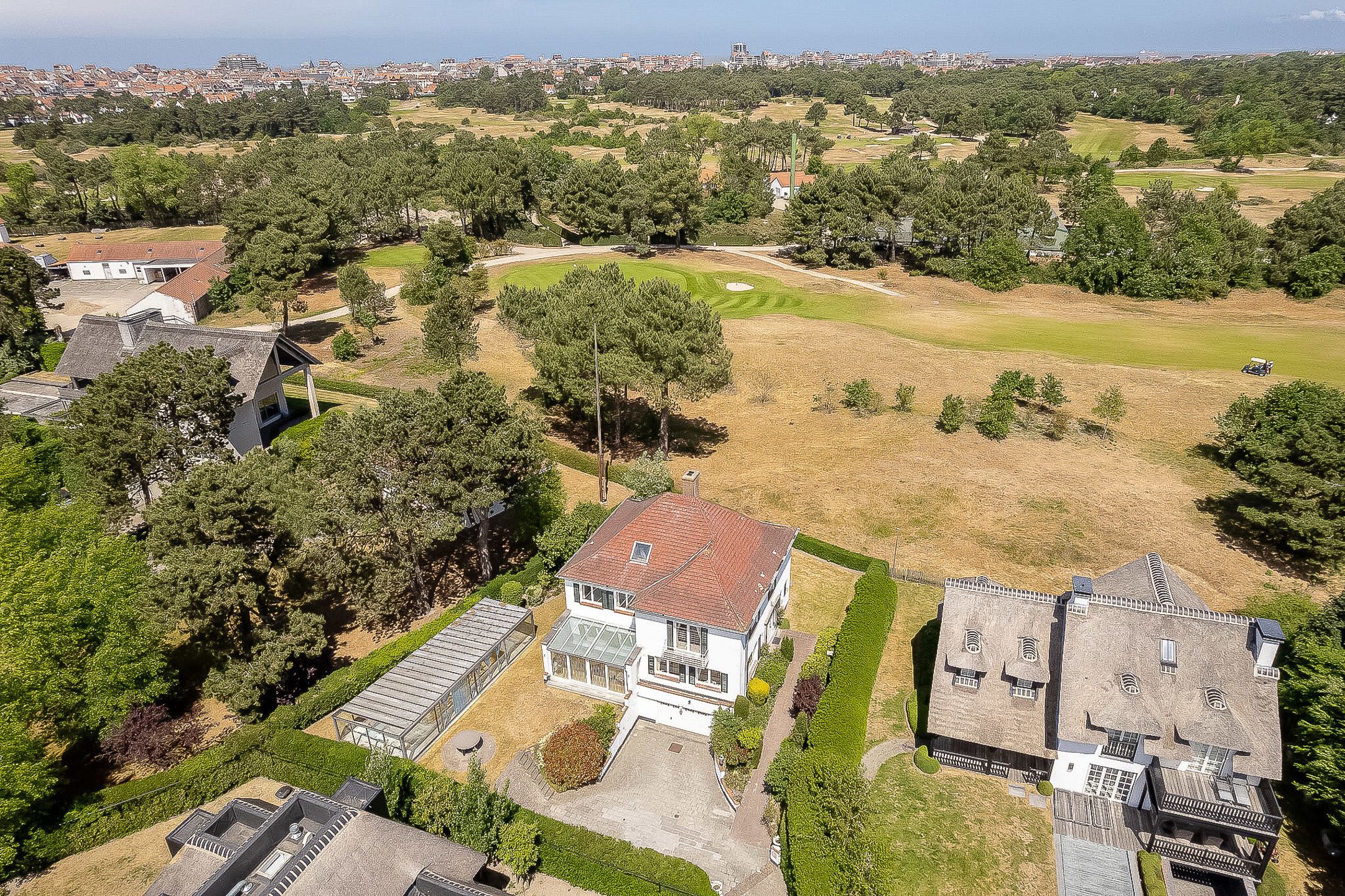 VILLA met panoramisch zicht op de ROYAL ZOUTE GOLF CLUB foto 12