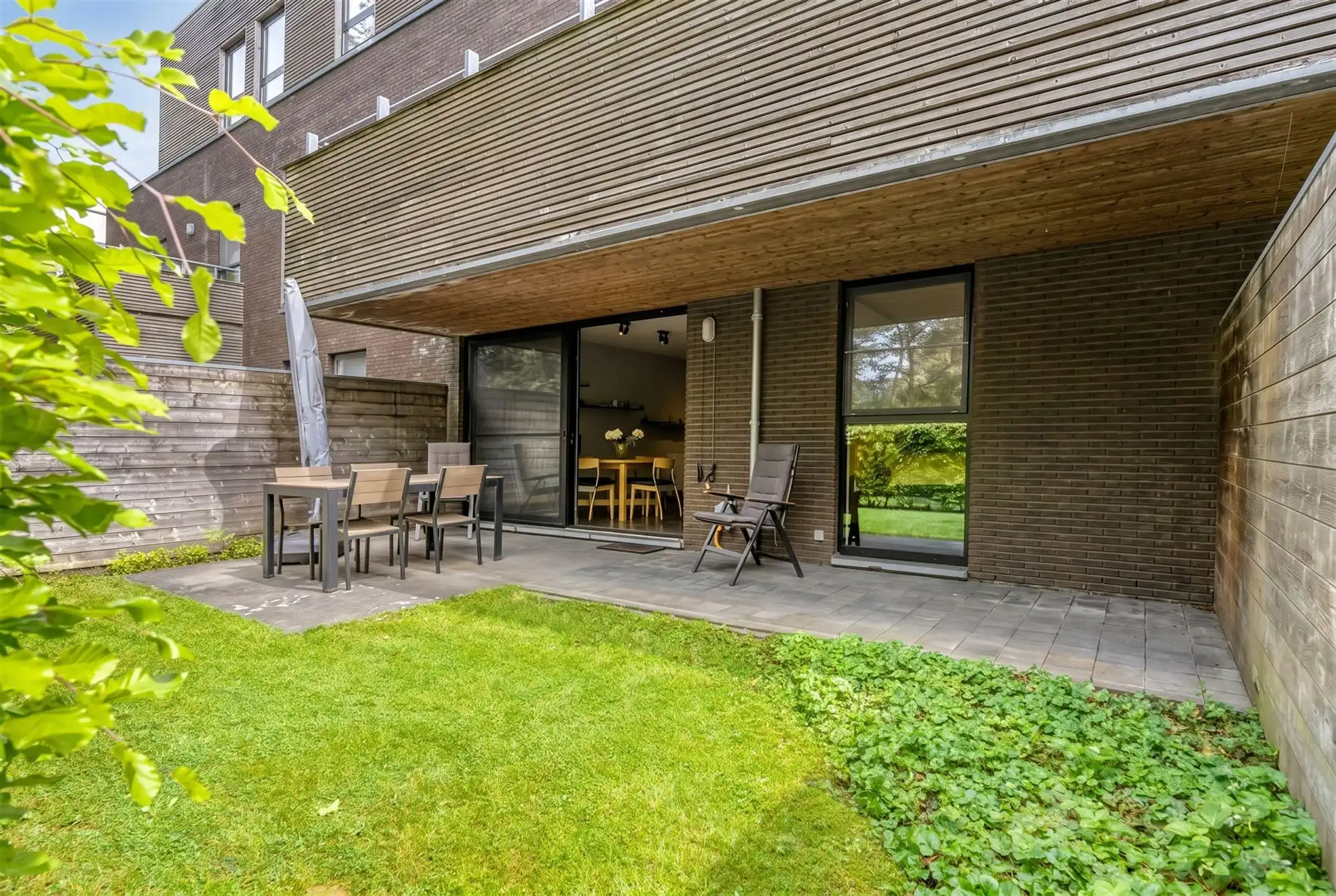 Hoogwaardig afgewerkt gelijkvloers appartement met terras foto 15