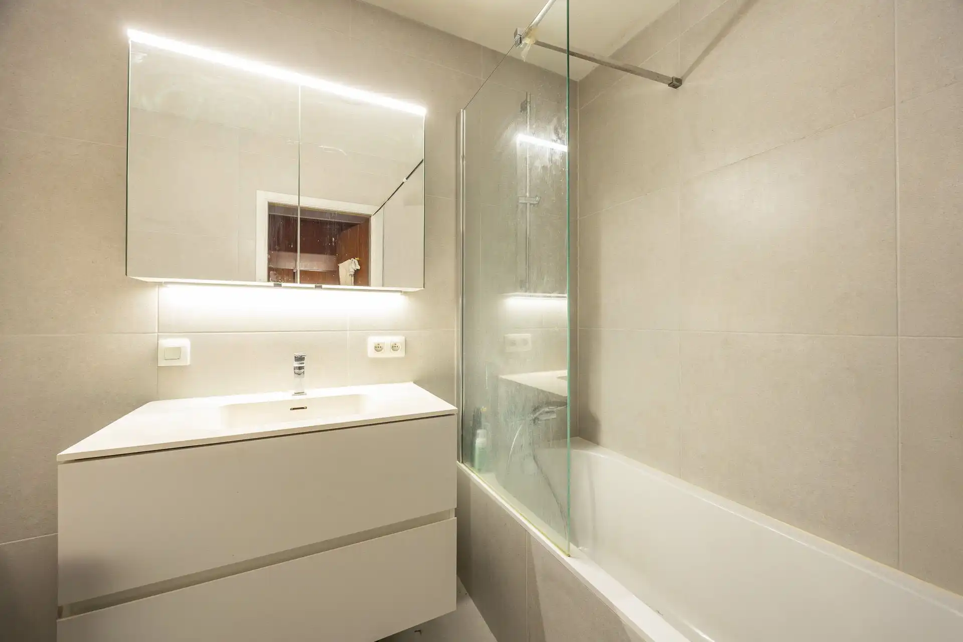 Ruim appartement met twee slaapkamers! foto 8