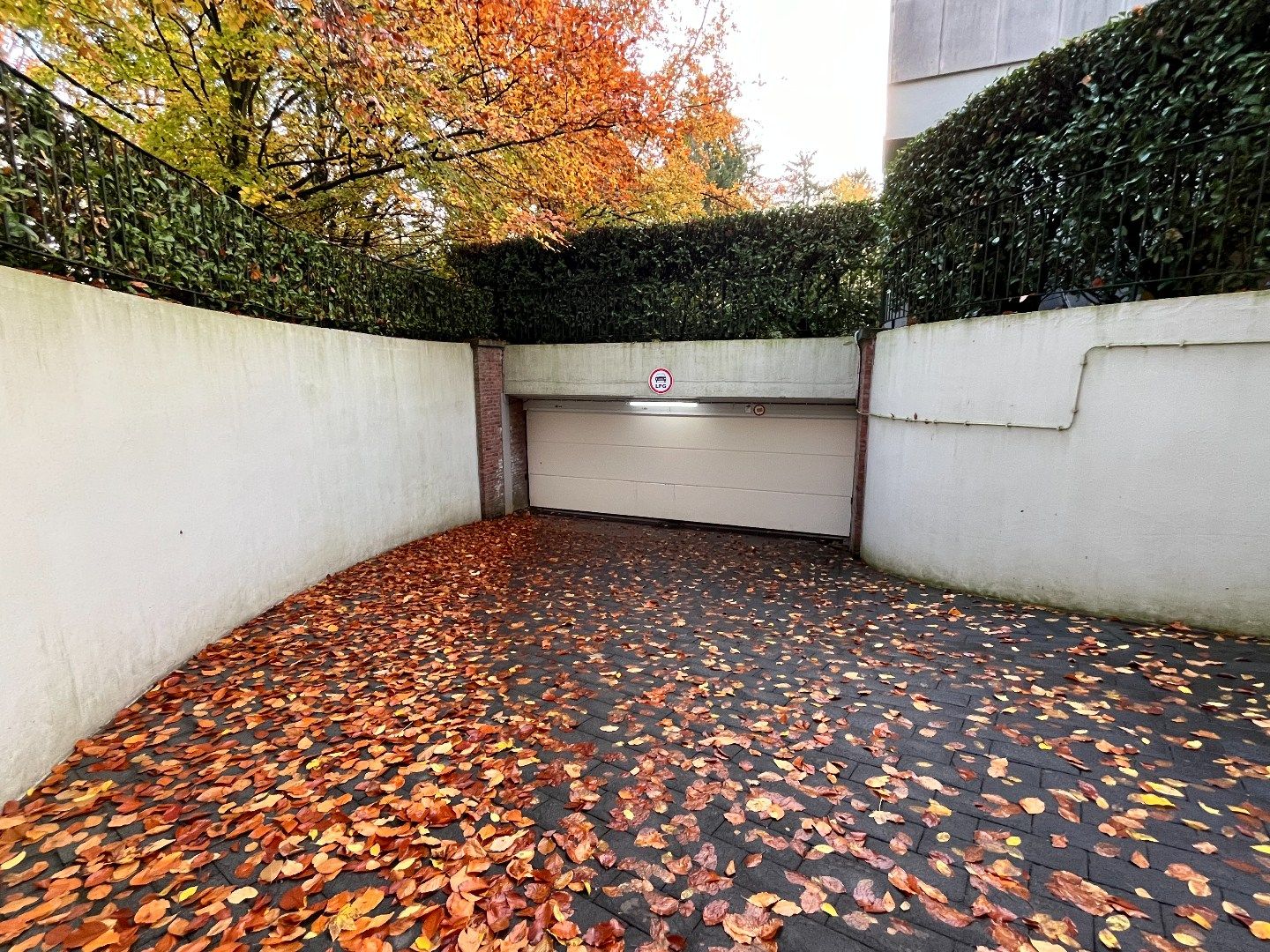 Ondergrondse autostaanplaats in residentieel appartementsgebouw foto 3