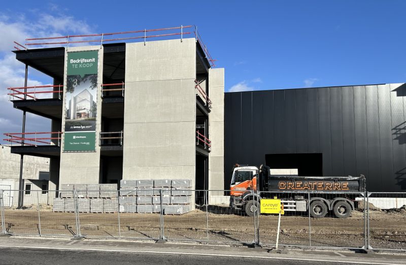 TOPLOCATIE – Unieke nieuwbouw bedrijfsunits met kantoor en magazijn foto {{pictureIndex}}
