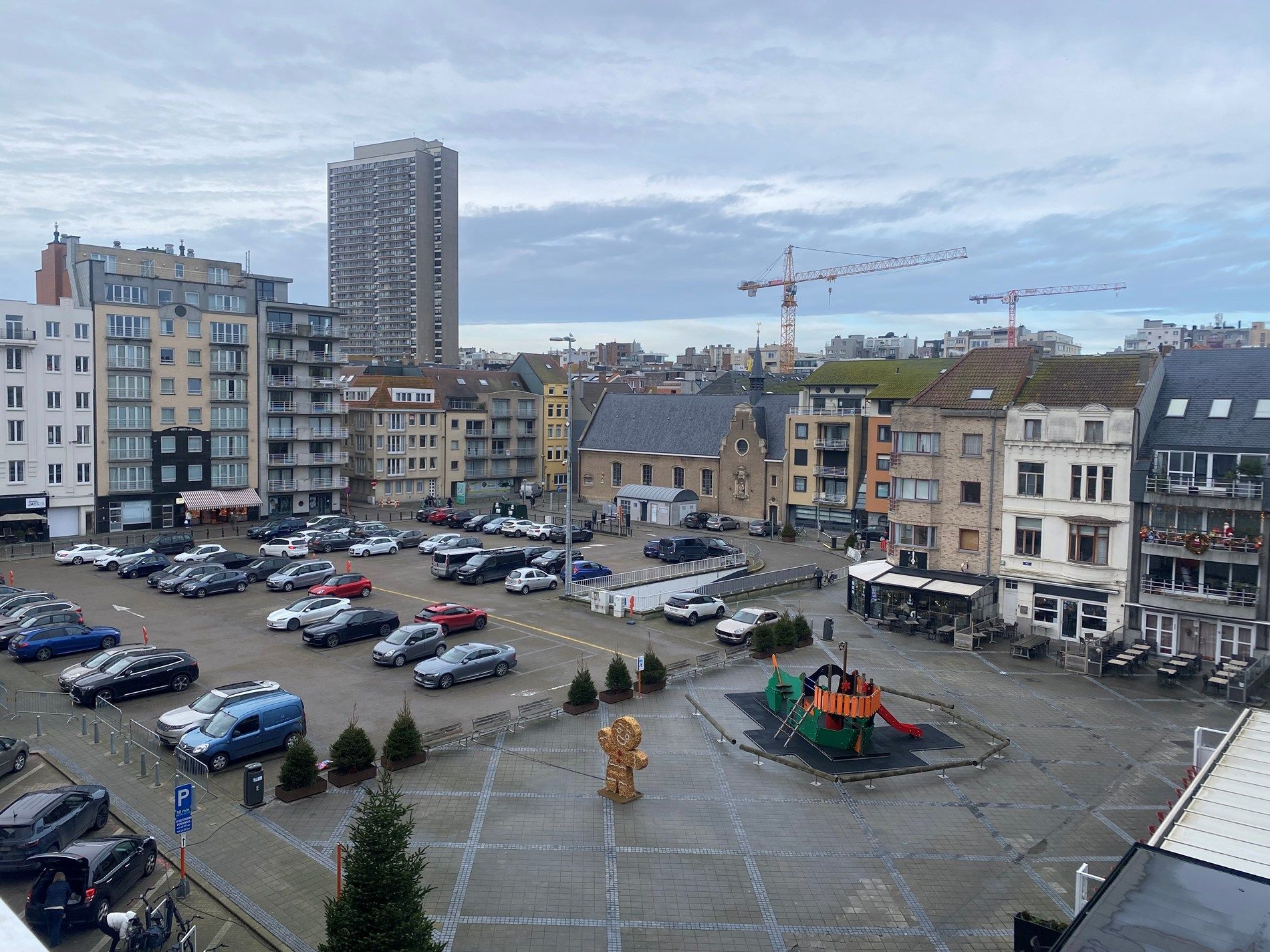 Centraal gelegen studio met terras en open zicht op het Mijnplein in Oostende foto 12