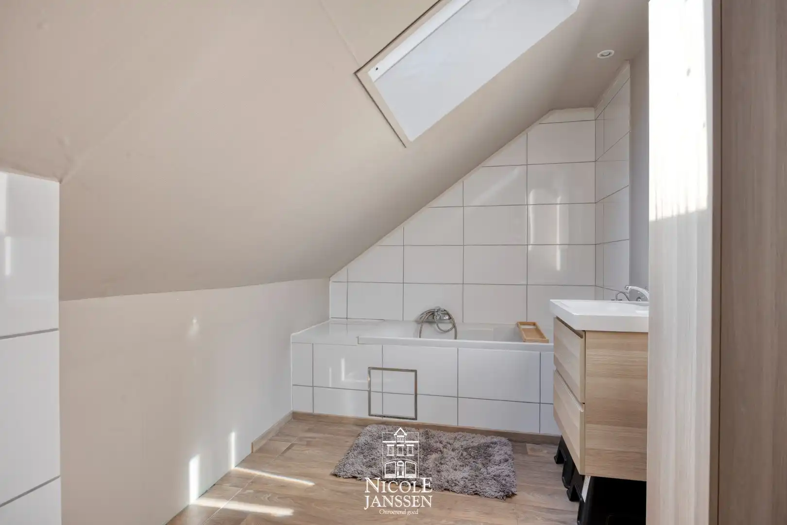 Ruime gezinswoning foto 24