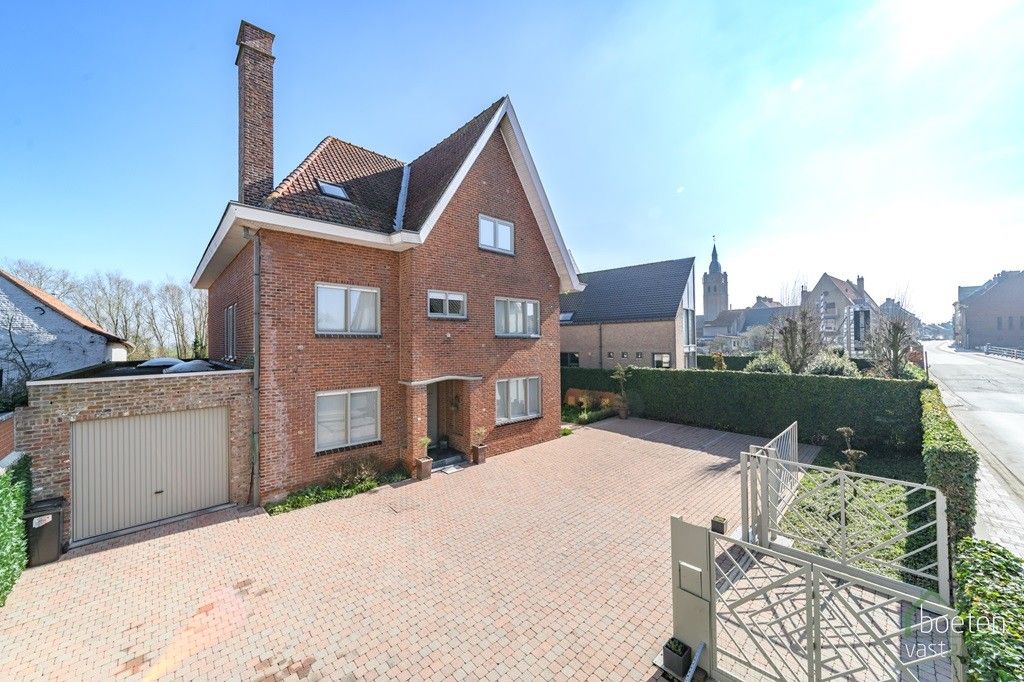 POPERINGE: Voormalige burgemeesterswoning doorprikt van charme, historie en karakter met 6 slpks en 4 badk., garage en meerdere parkeerplaatsen met een betoverende tuin op 1.521m² grondopp. foto 3
